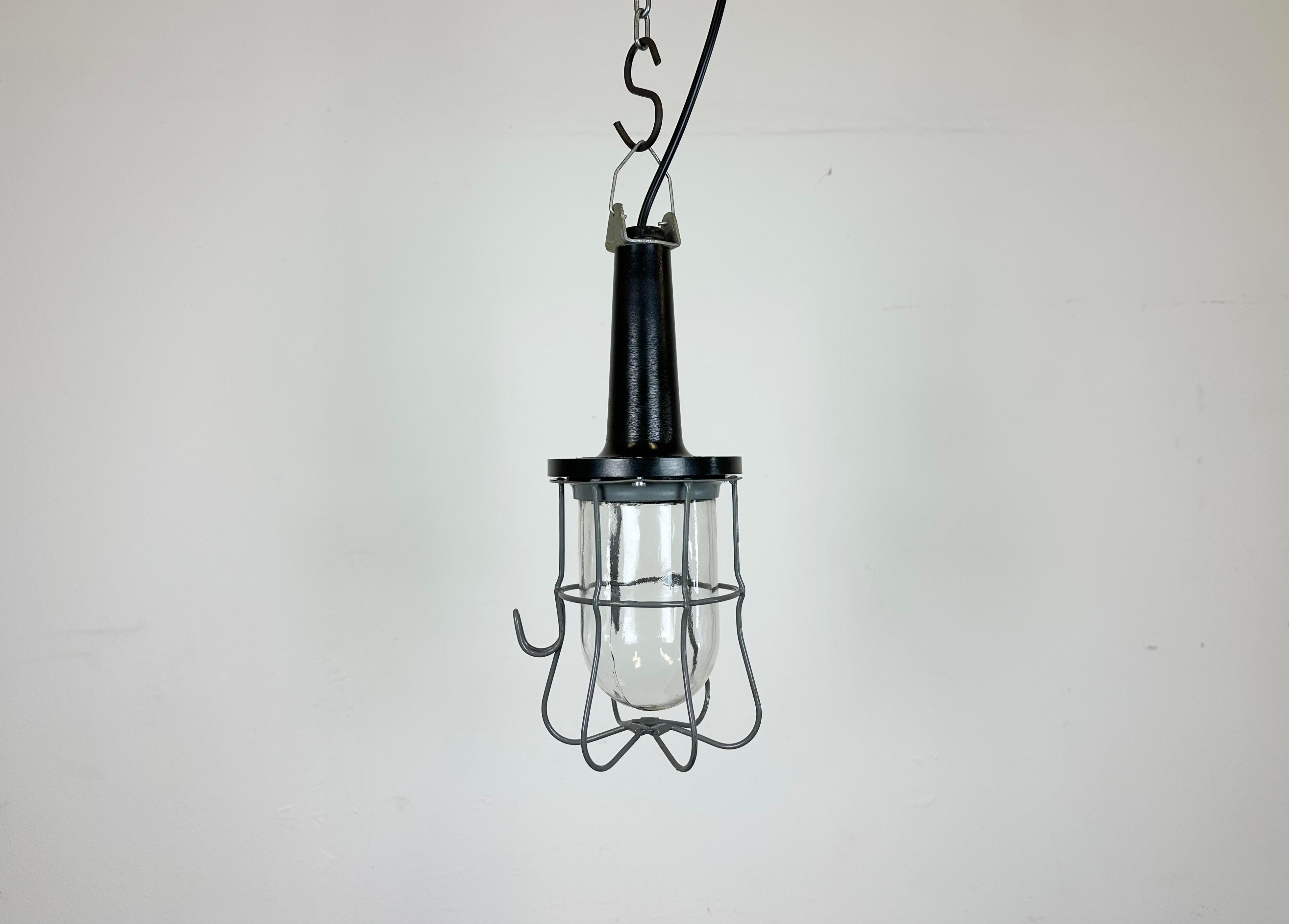 Industrial walkabout work lamp made in Poland during the 1960s These lamps were used in factories, workshops and army as a portable light source . It features a bakelite handle, a grey iron grid and clear glass cover.
The socket requires E27 light