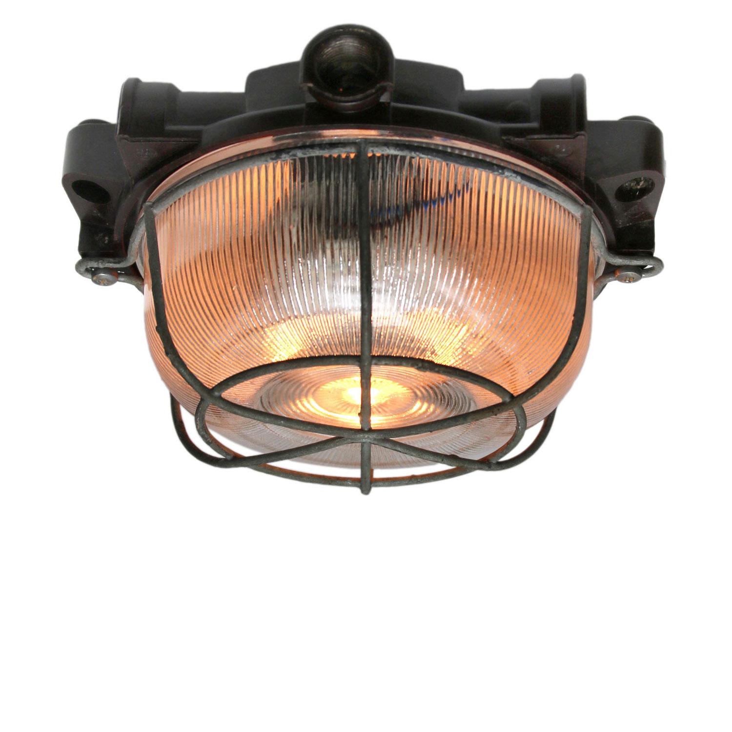 Apliques de pared industriales vintage de baquelita con vidrio holófano Francés en venta