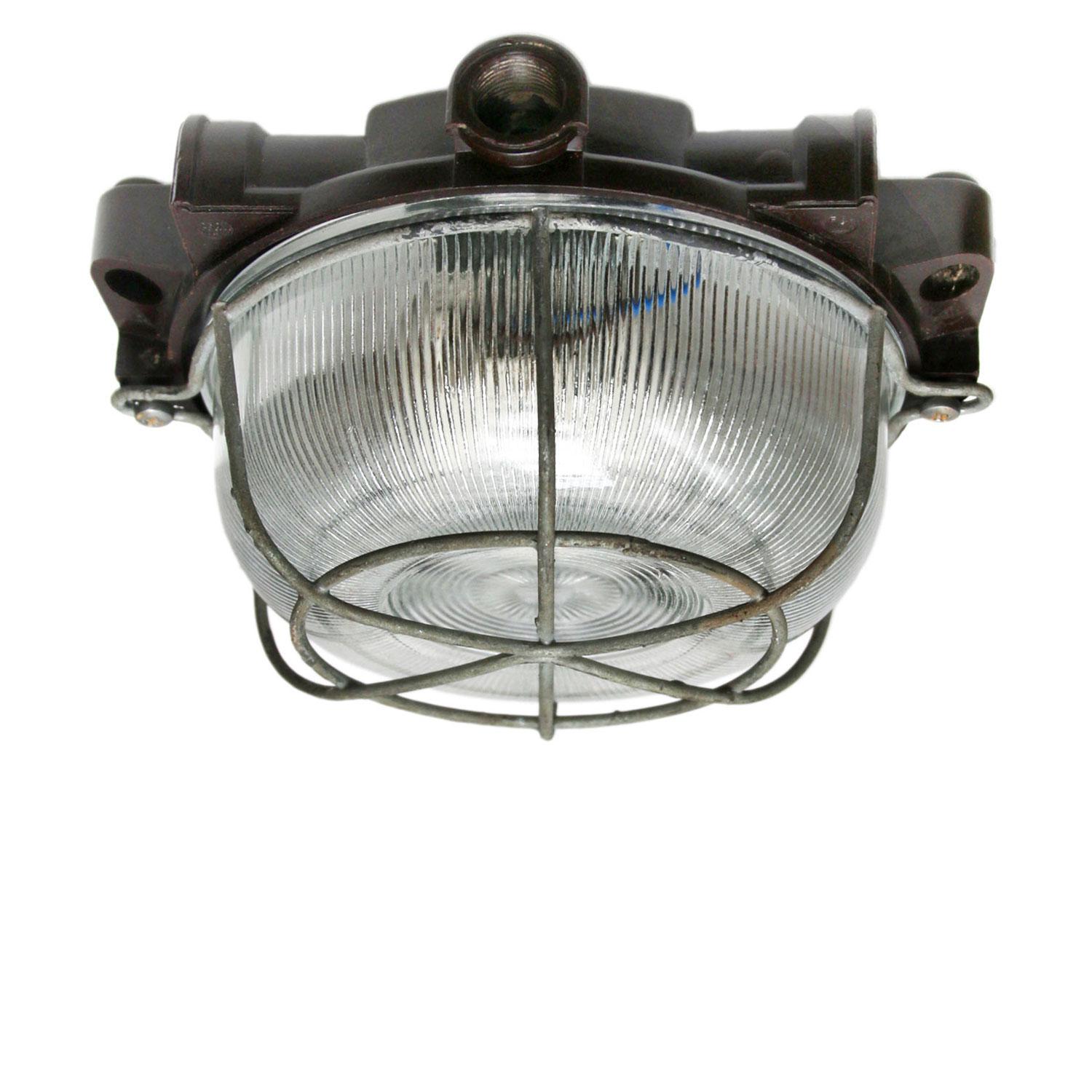 Apliques de pared industriales vintage de baquelita con vidrio holófano en Bueno estado para la venta en Amsterdam, NL