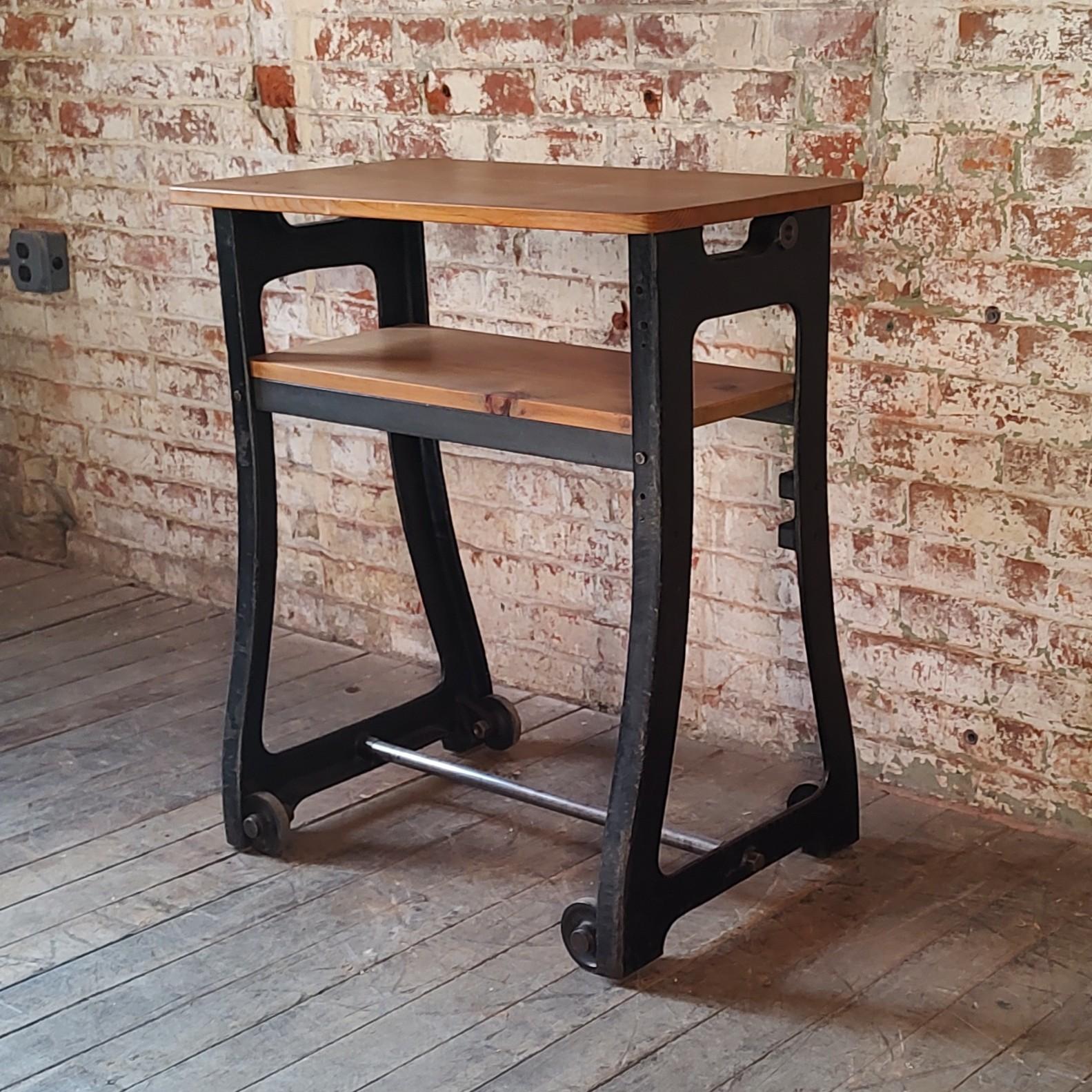 Vintage Industrial Bar Cart / TV Stand In Good Condition For Sale In Oakville, CT