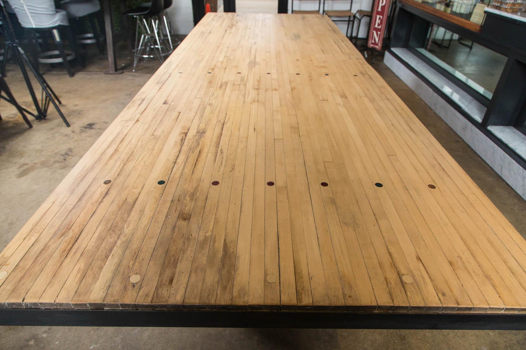 Vintage Industrial Base Bowling Alley Table im Zustand „Gut“ im Angebot in Norwalk, CT