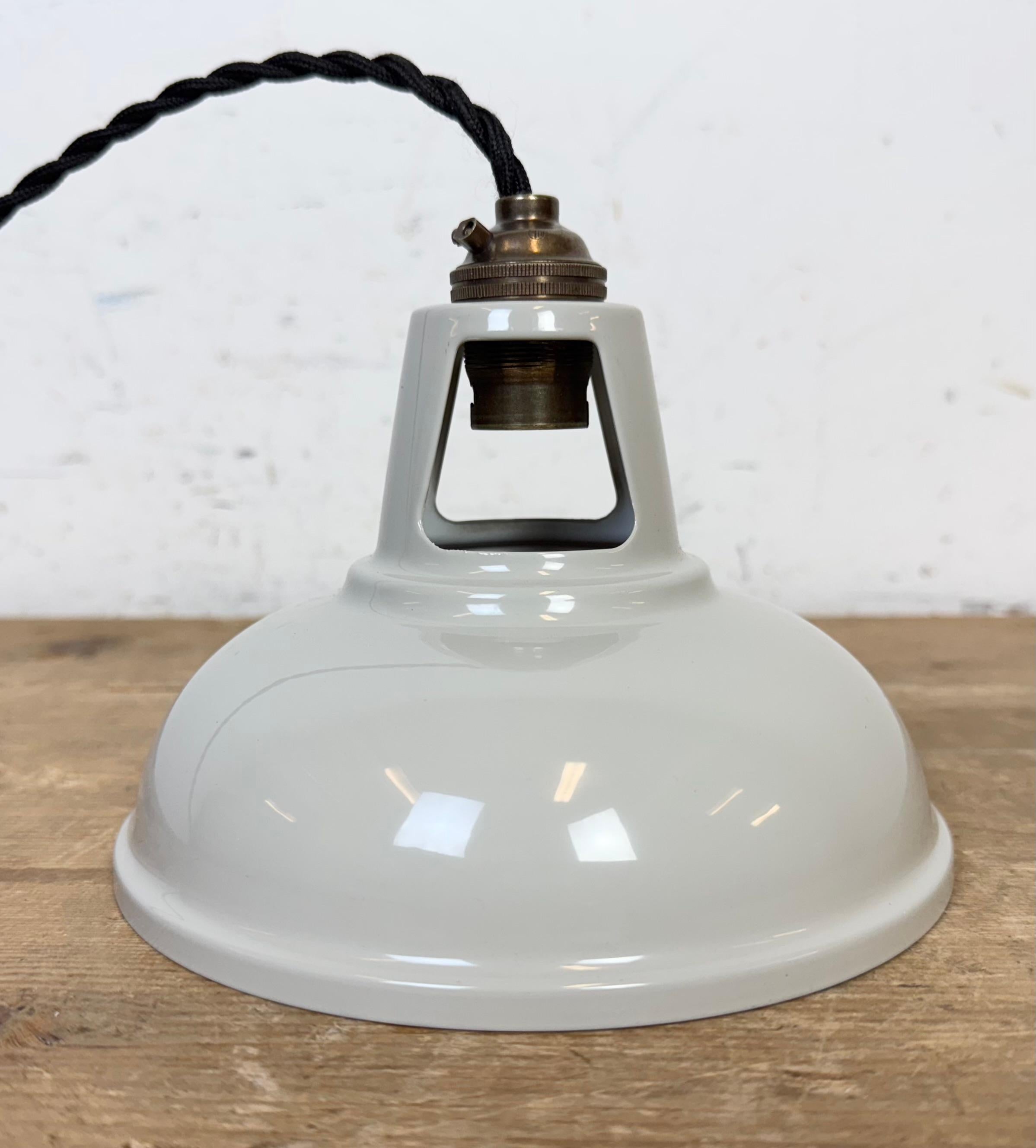 Lampada da soffitto industriale vintage dipinta di beige, anni 2000 in vendita 5