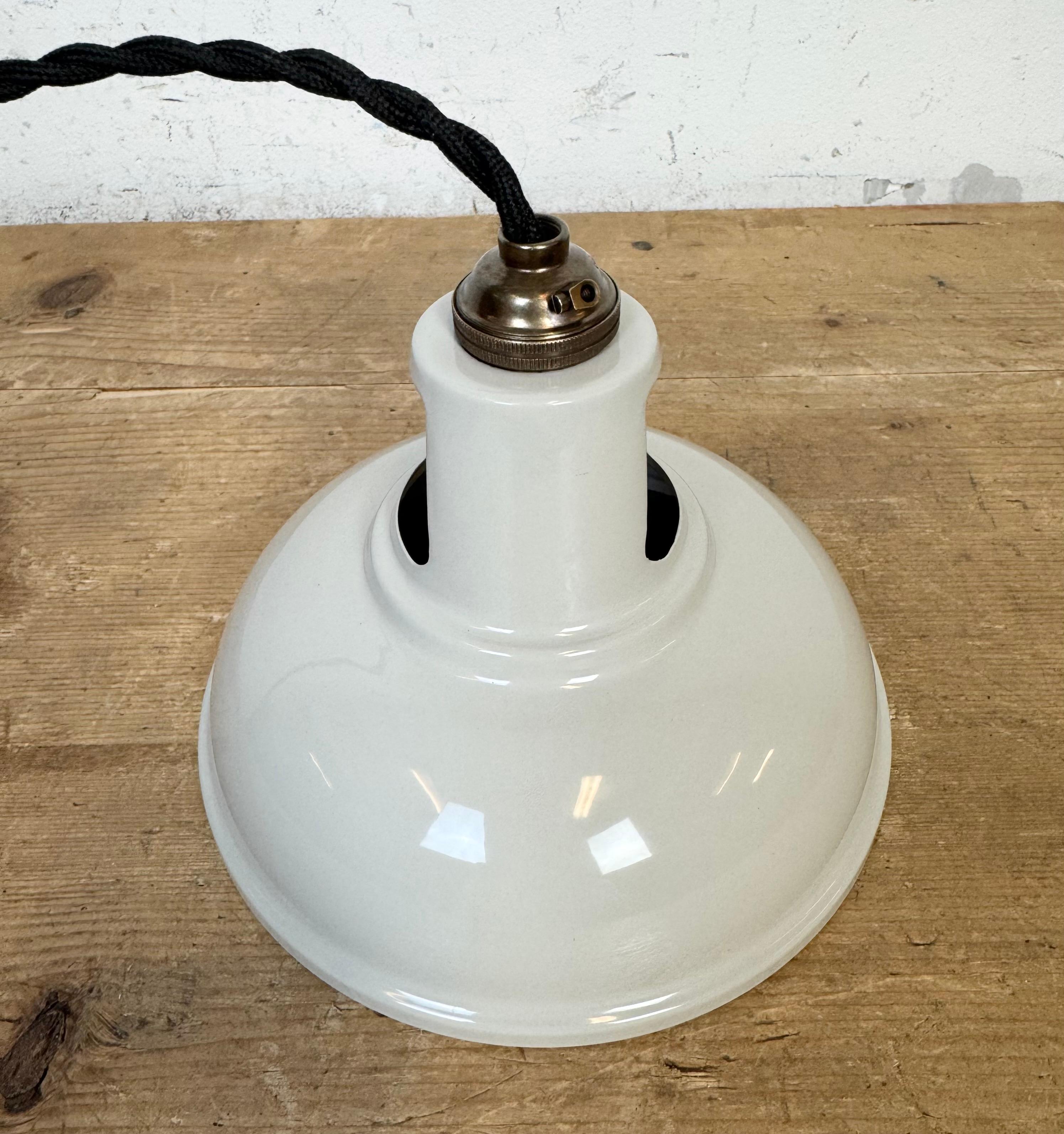 Lampada da soffitto industriale vintage dipinta di beige, anni 2000 in vendita 7
