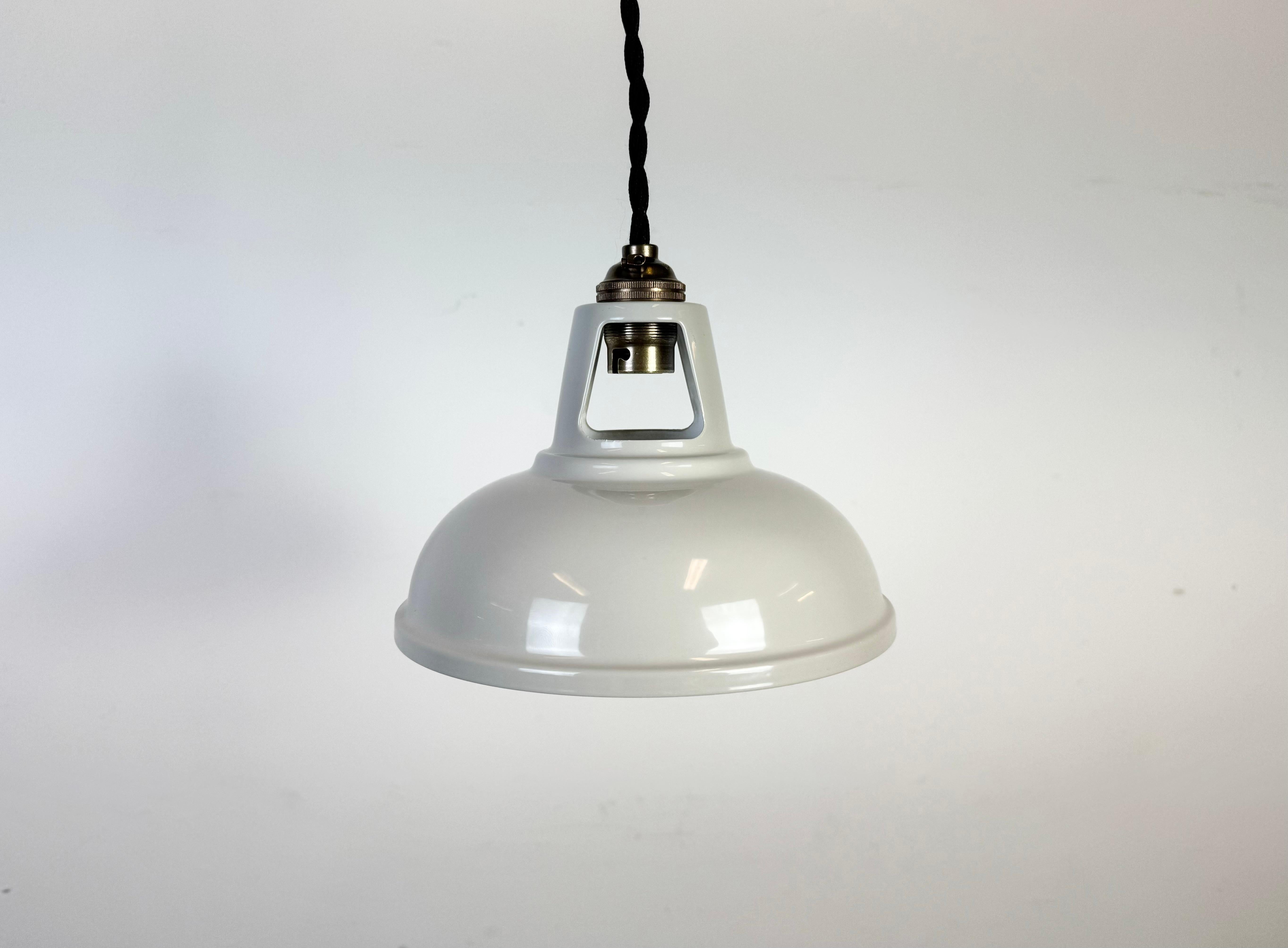 Plafoniera vintage in metallo verniciato beige in stile industriale realizzata nel Regno Unito tra il 2000 e il 2010. L'attacco in ottone richiede lampadine B22. Un nuovo cavo tessile e una cupola in ferro nero sul soffitto. Il peso del paralume è