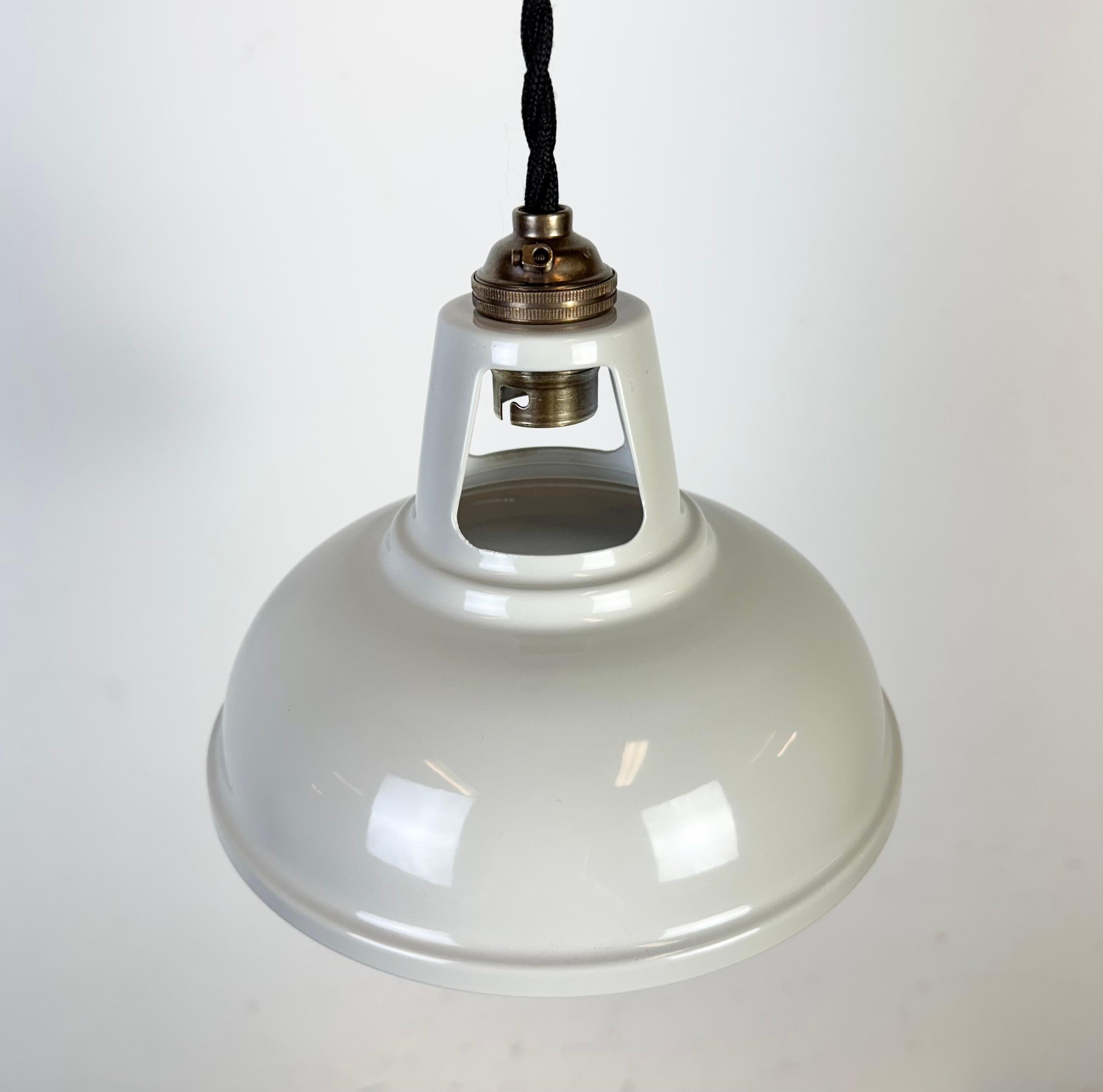 Lampada da soffitto industriale vintage dipinta di beige, anni 2000 In condizioni buone in vendita a Kojetice, CZ