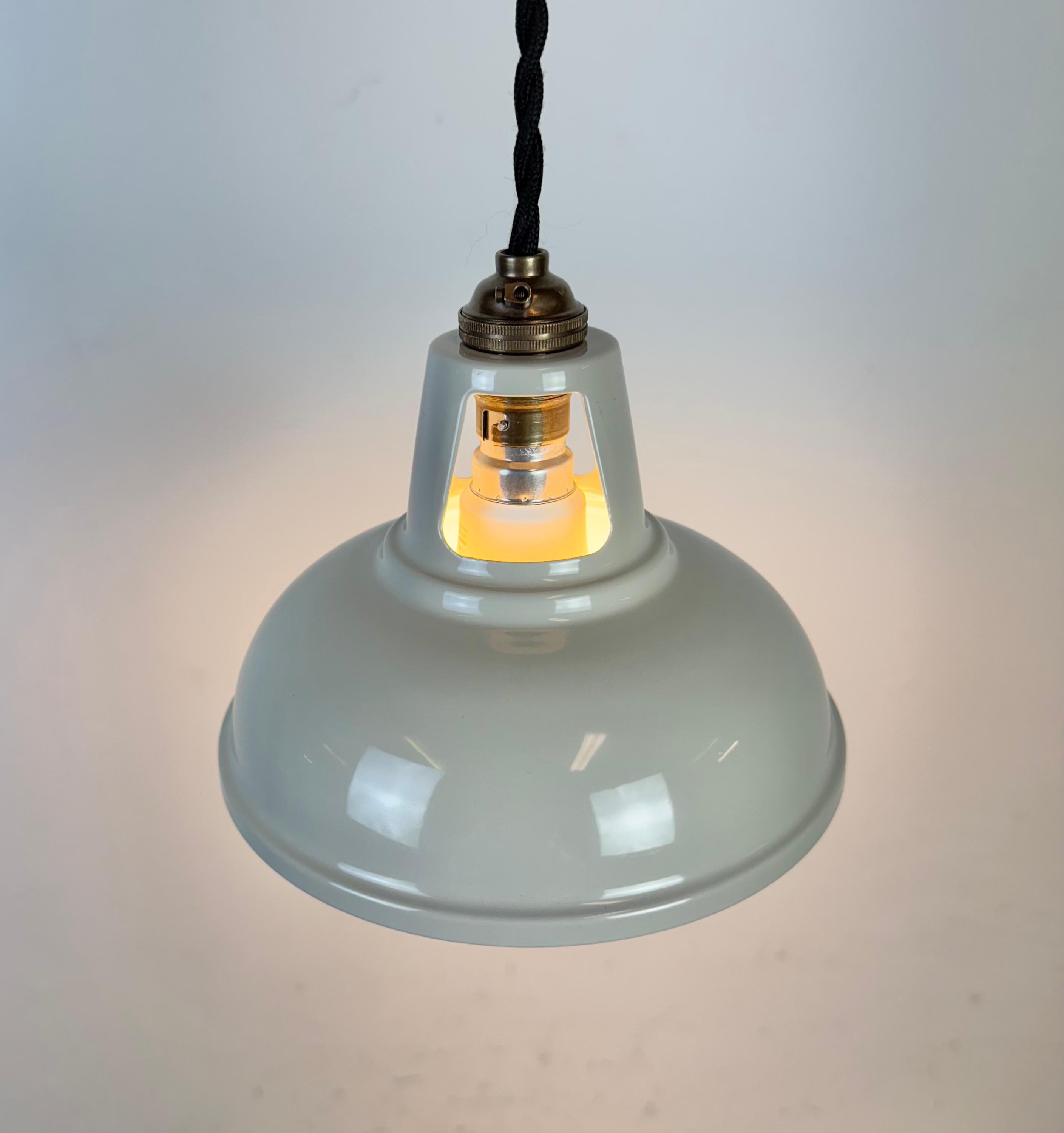 Metallo Lampada da soffitto industriale vintage dipinta di beige, anni 2000 in vendita