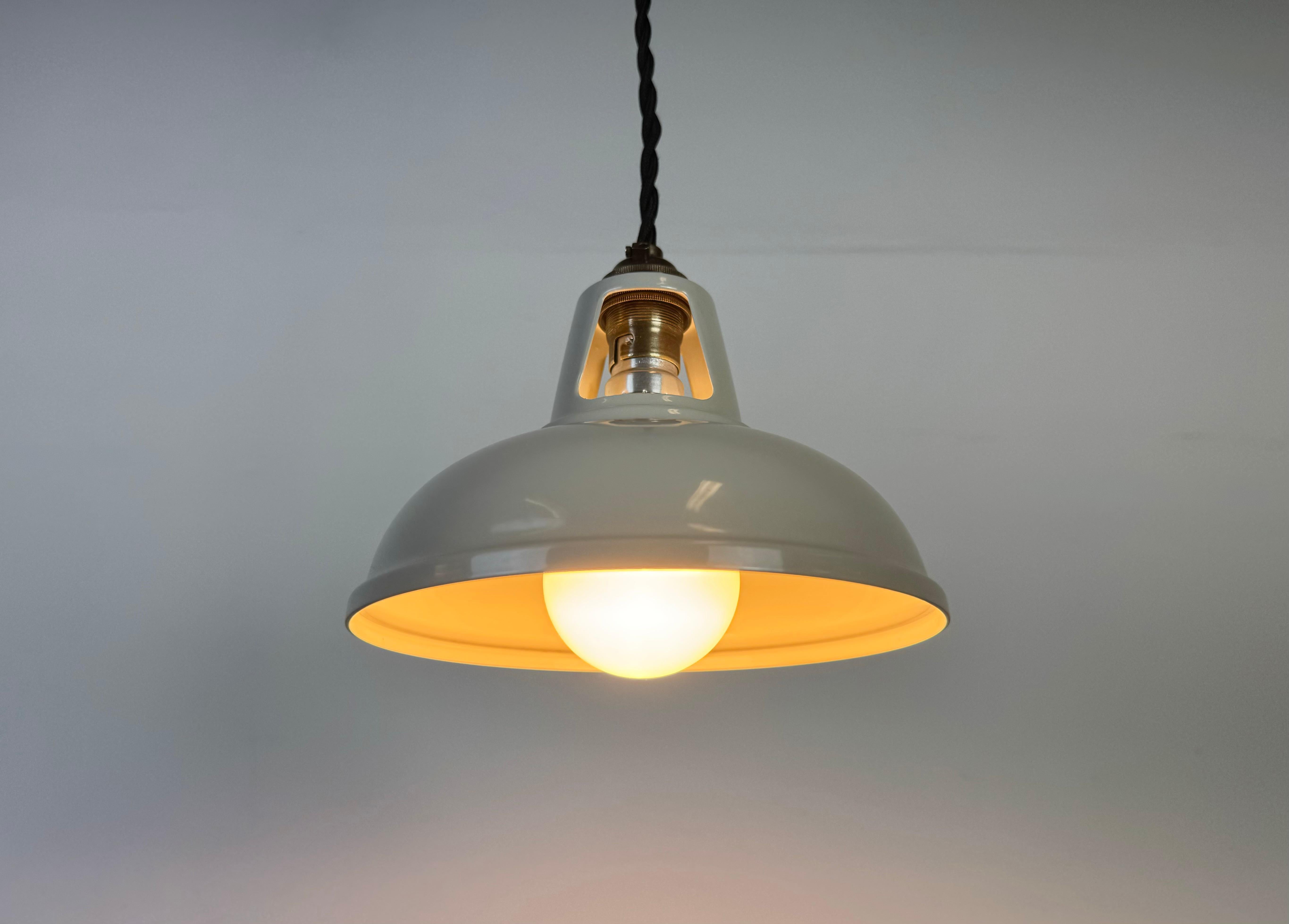 Lampada da soffitto industriale vintage dipinta di beige, anni 2000 in vendita 1