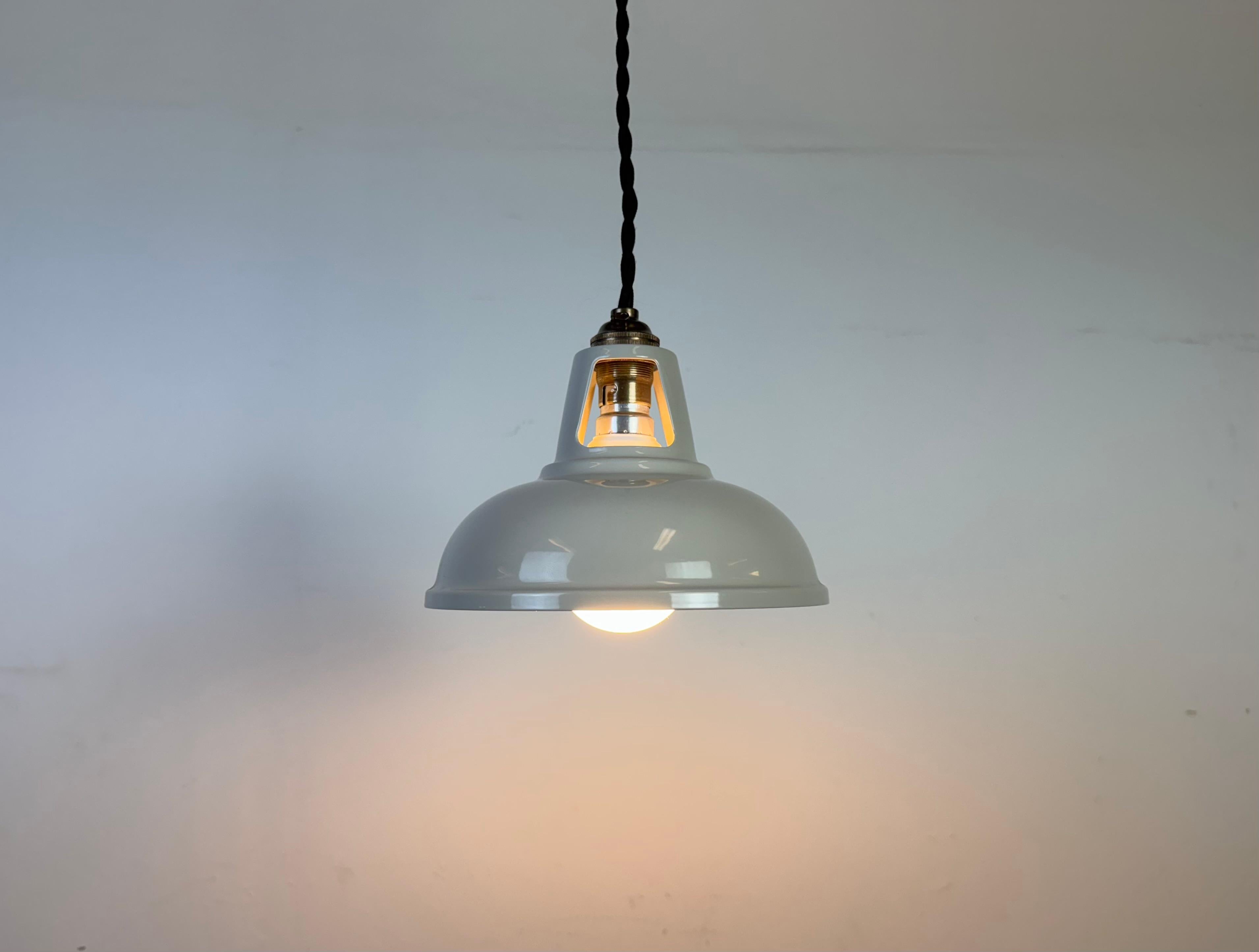 Lampada da soffitto industriale vintage dipinta di beige, anni 2000 in vendita 2
