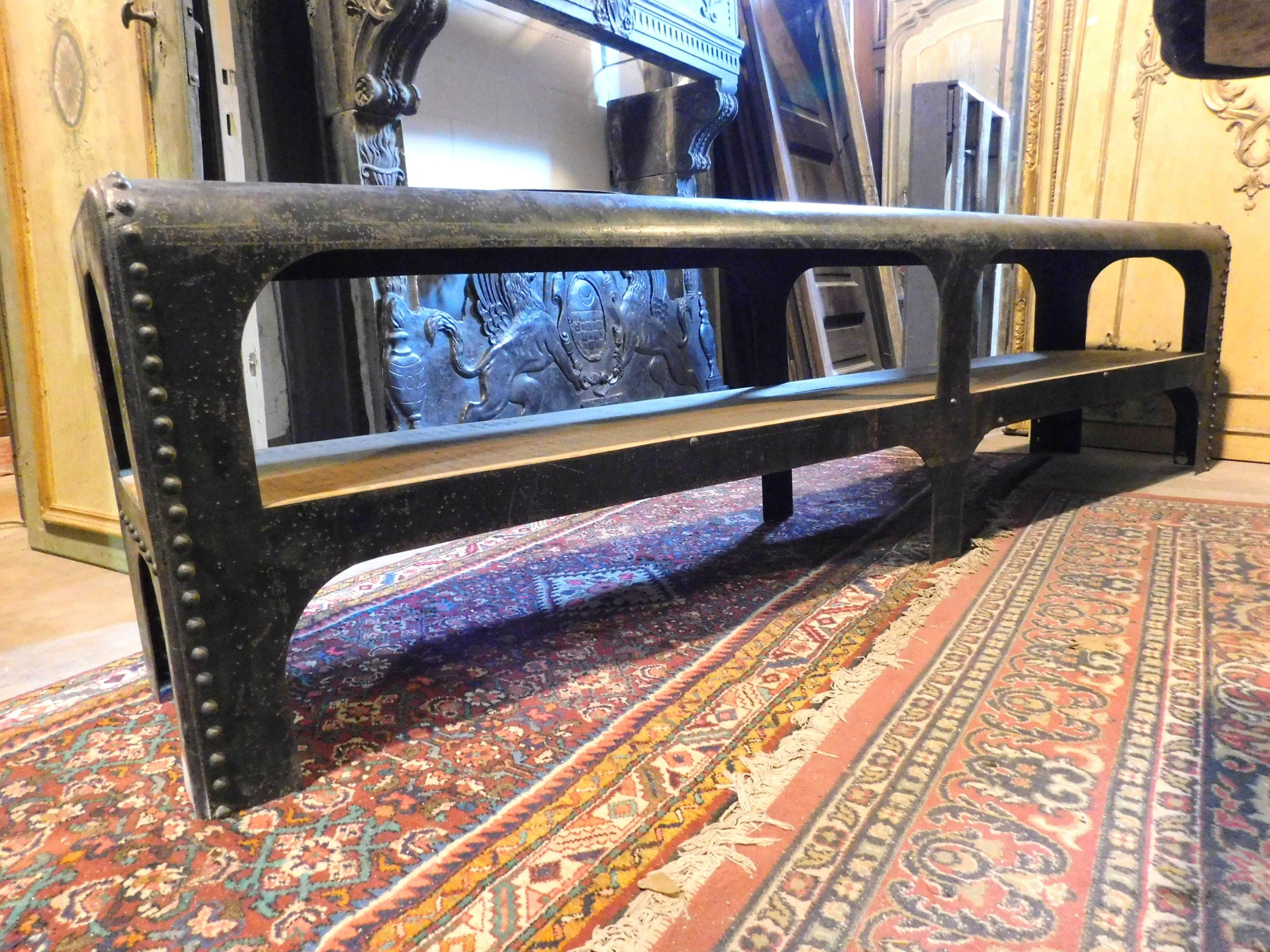 Vintage Industrial Bench in Iron and Wood, TV Stand, 20th Century Italy In Good Condition In Cuneo, Italy (CN)