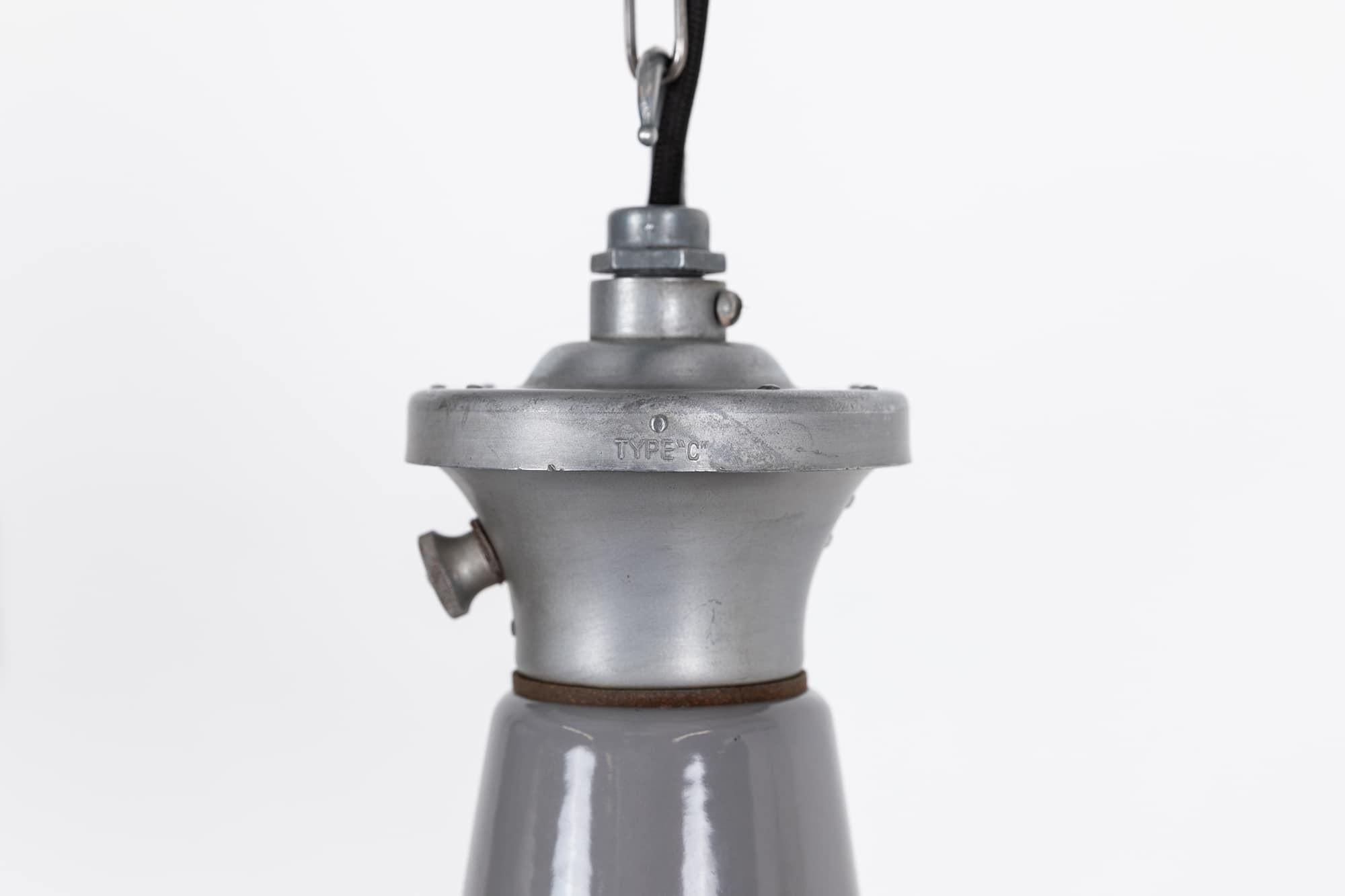 Lampada a sospensione industriale d'epoca con smalto grigio Benjamin, C.C. 1940 in vendita 2