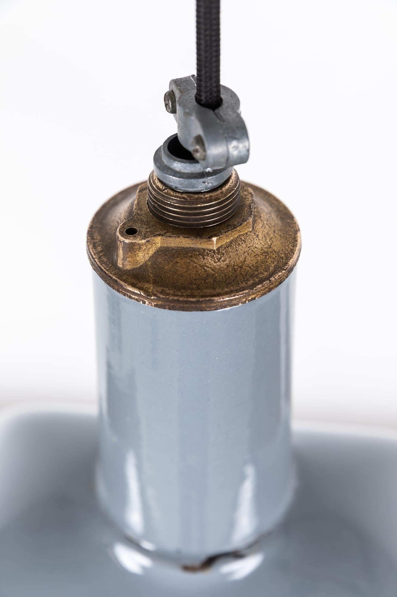 Anglais Lampe à suspension industrielle vintage Benjamin grise d'usine émaillée, vers 1940 en vente