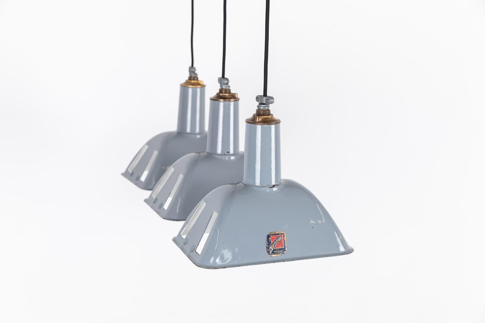 Milieu du XXe siècle Lampe à suspension industrielle vintage Benjamin grise d'usine émaillée, vers 1940 en vente