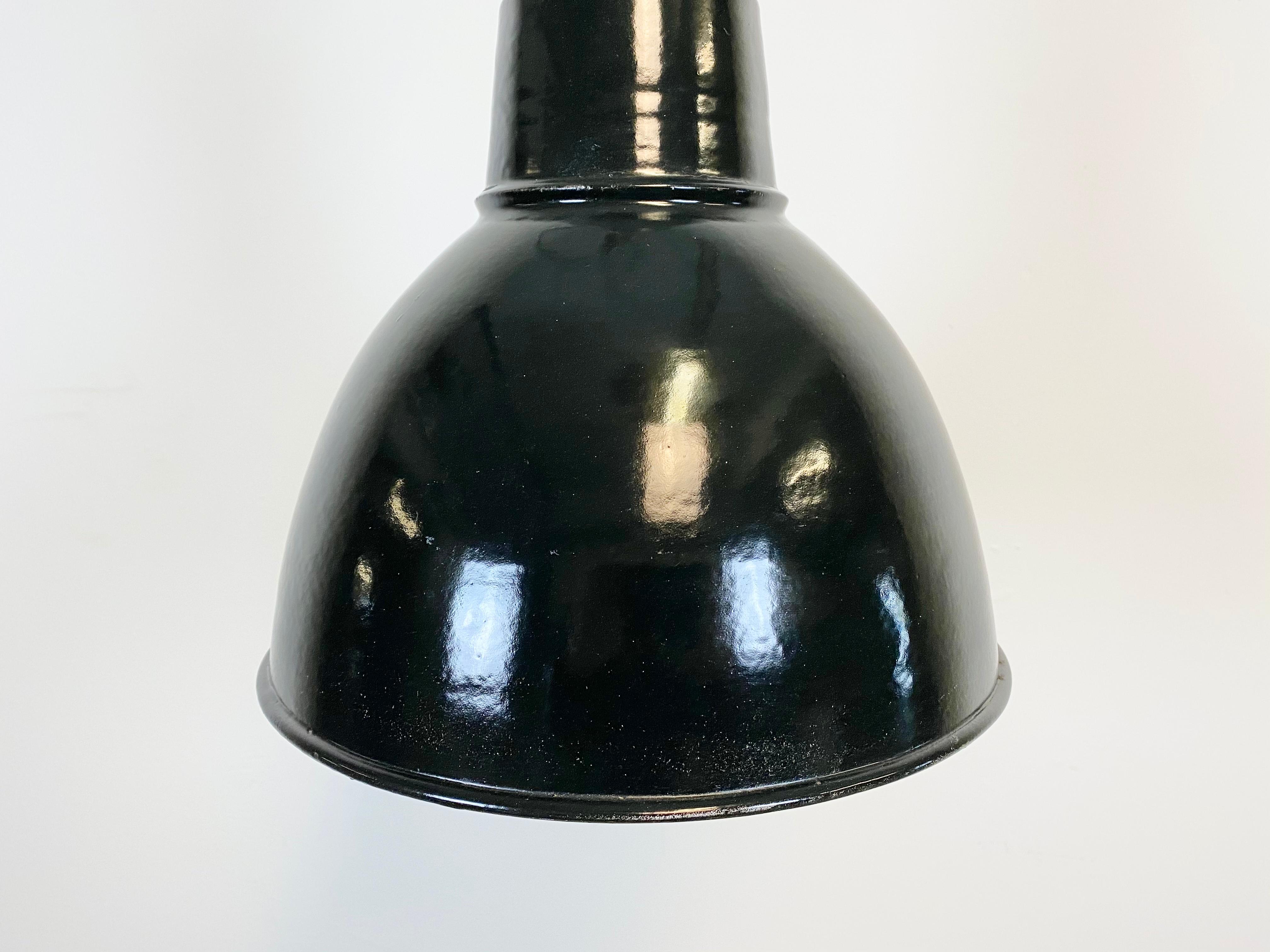 Industrielle schwarze Bauhaus-Leuchte aus Emaille im Vintage-Stil, 1930er Jahre im Angebot 3