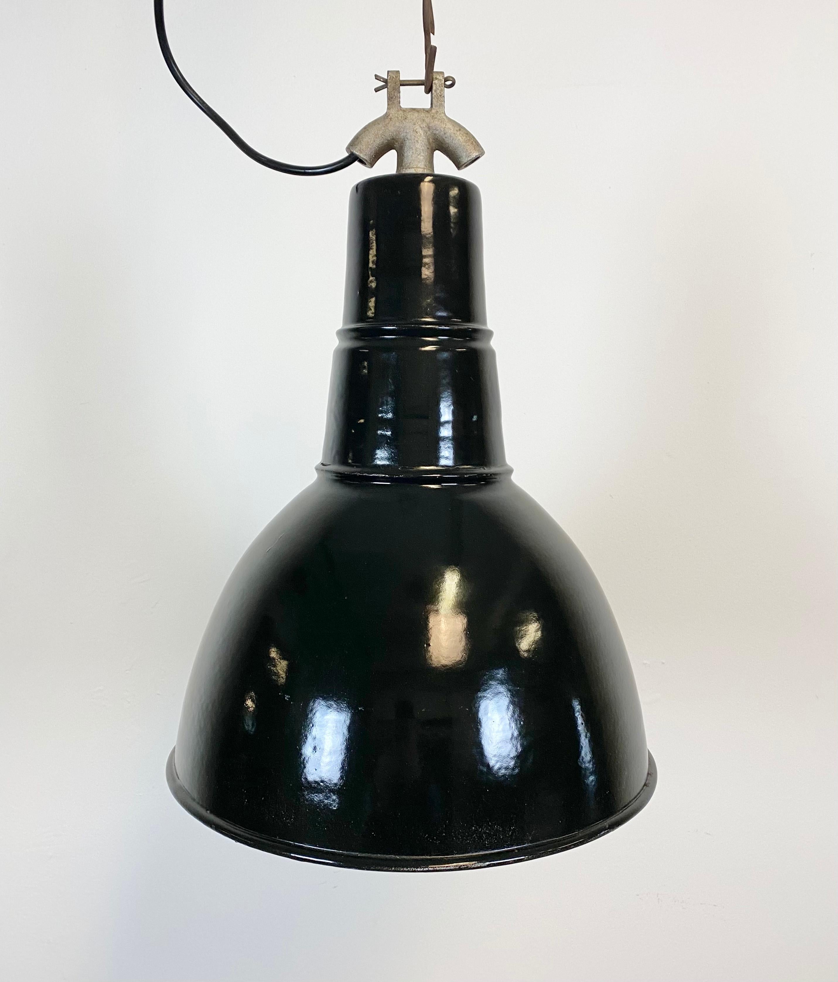Industrielle schwarze Bauhaus-Leuchte aus Emaille im Vintage-Stil, 1930er Jahre (Gegossen) im Angebot