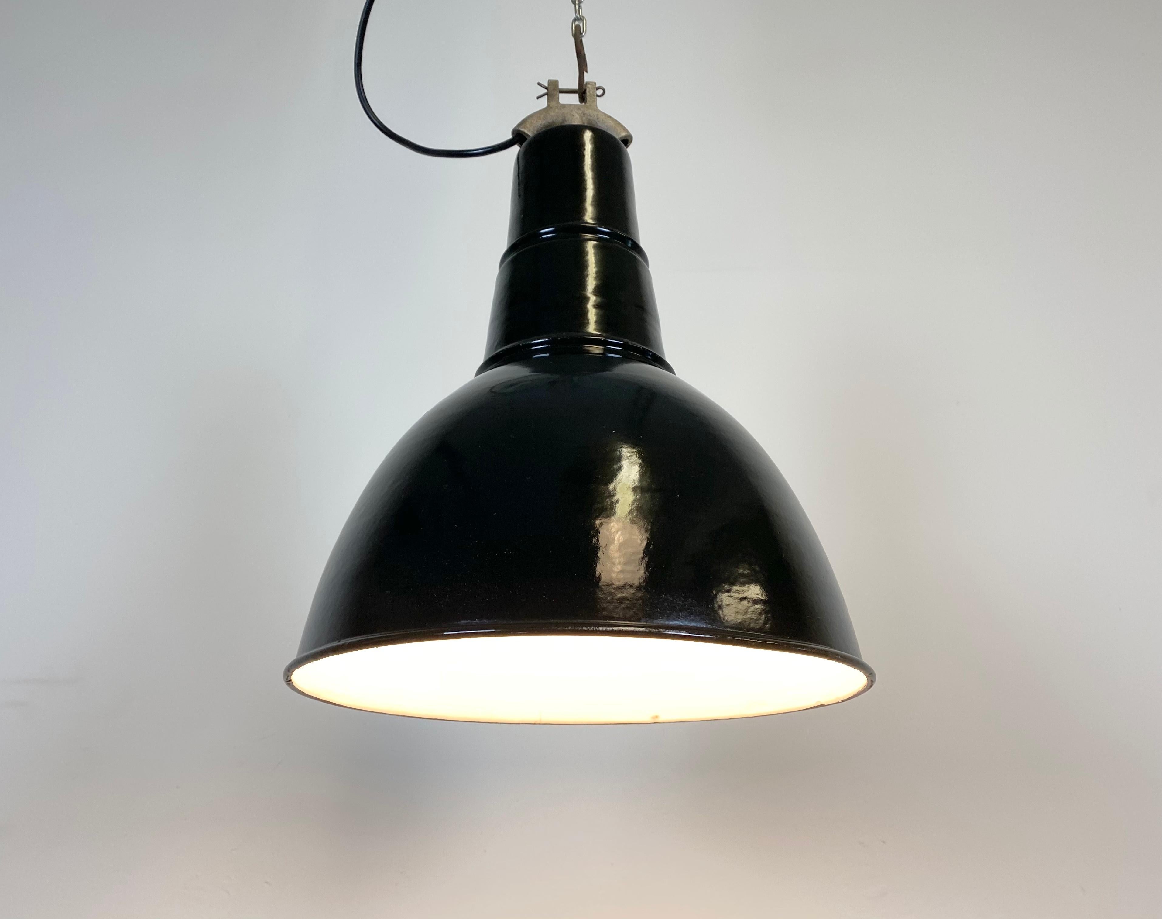 Industrielle schwarze Bauhaus-Leuchte aus Emaille im Vintage-Stil, 1930er Jahre (Eisen) im Angebot
