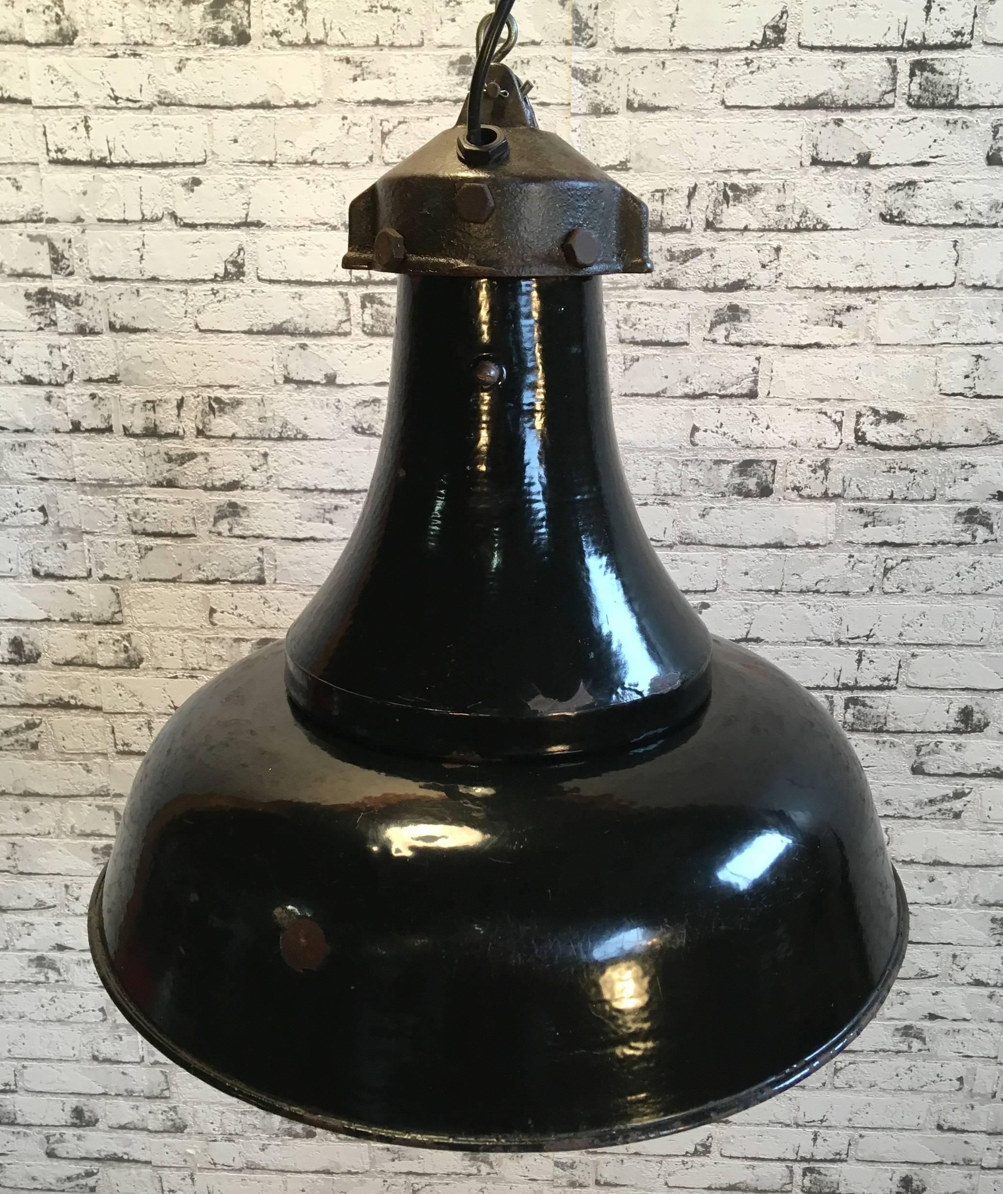 Very old industrial pendant lamp. Used in factories in former Czechoslovakia,1920s.
Cast iron top. New wiring and E27 socket.
Weight: 5 kg.