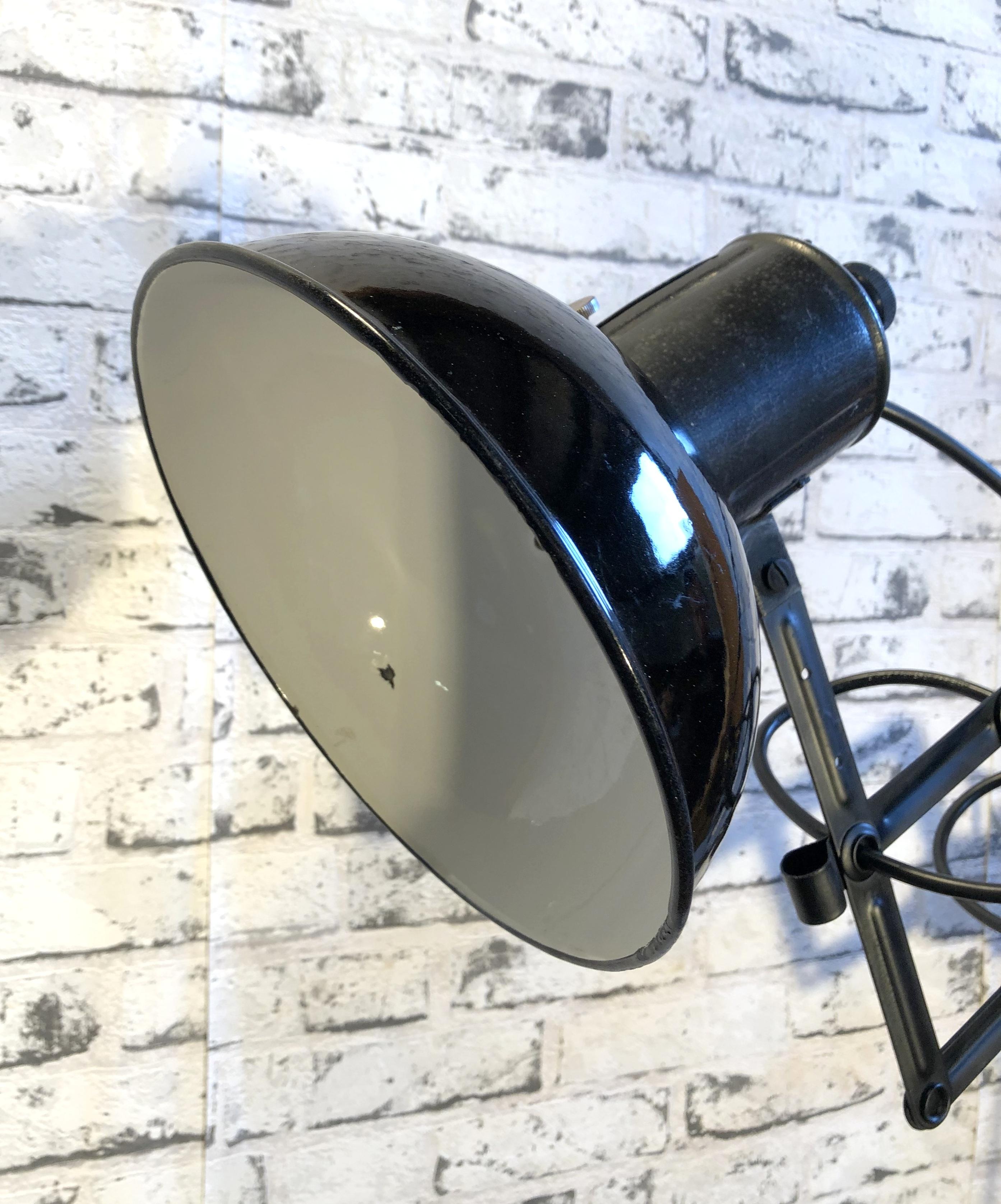 Lampe murale industrielle vintage à ciseau en émail noir, années 1950 Bon état - En vente à Kojetice, CZ