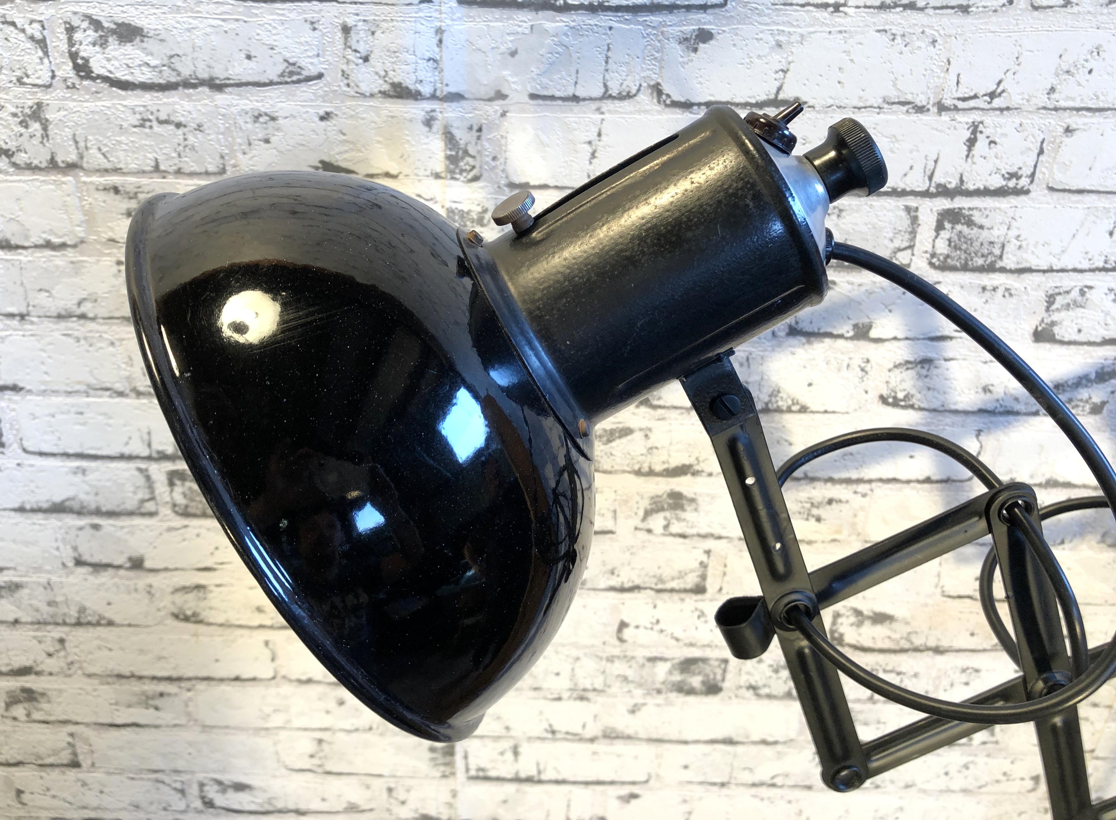 Industrielle schwarze Vintage-Emaille-Scheibenwandlampe, 1950er Jahre im Angebot 1