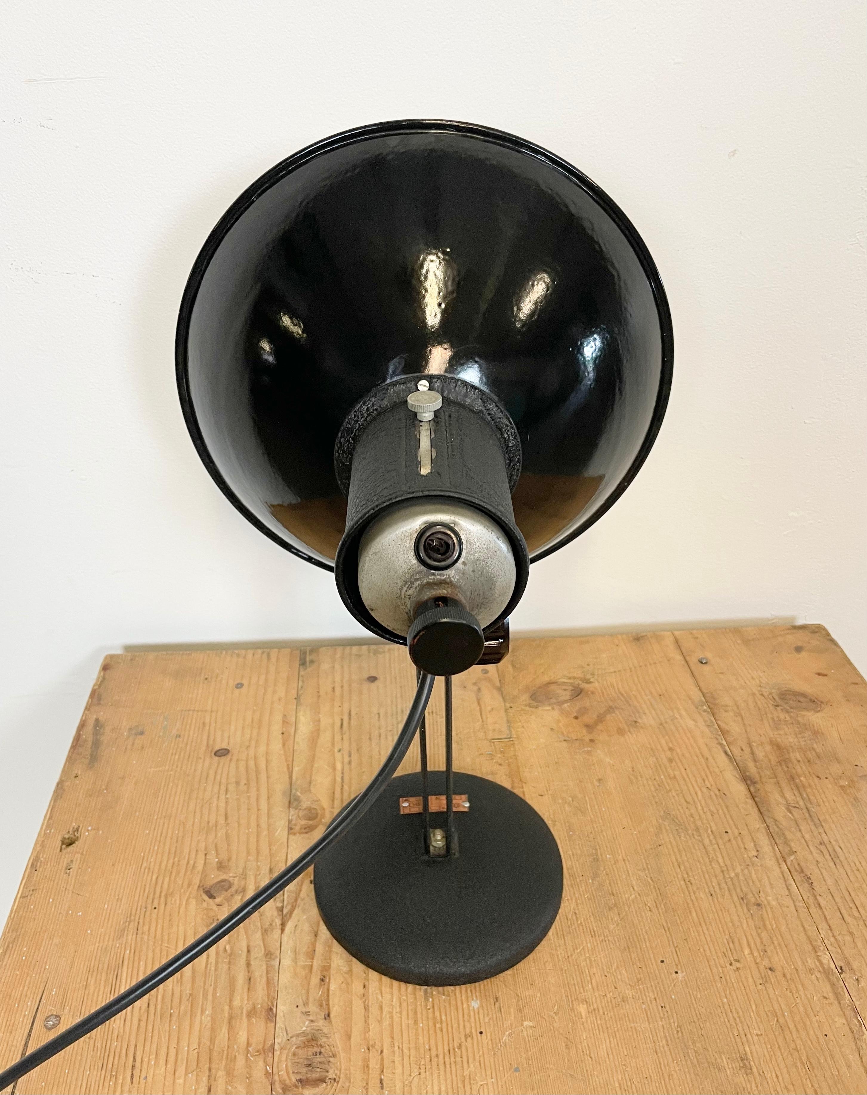 Lampe de bureau industrielle vintage en émail noir, années 1950 en vente 2
