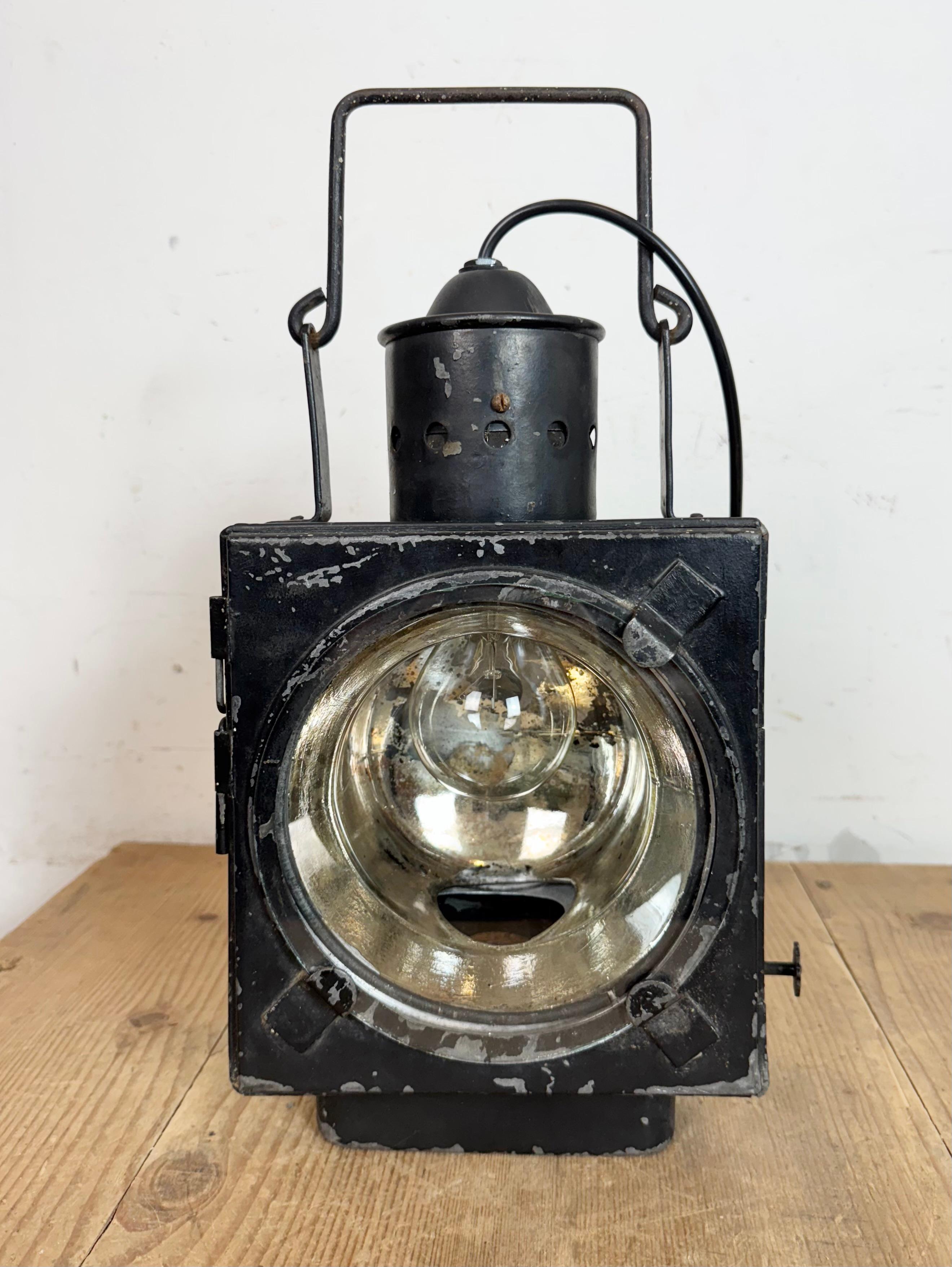 Farol vintage industrial negro de ferrocarril, años 60 en venta 3