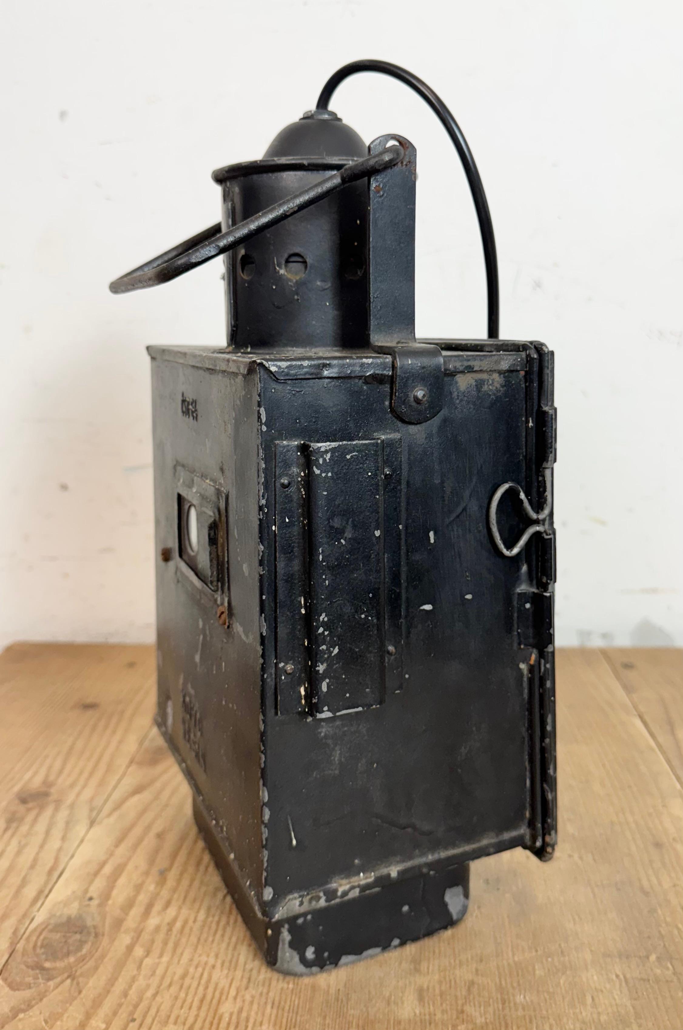 Farol vintage industrial negro de ferrocarril, años 60 en venta 9