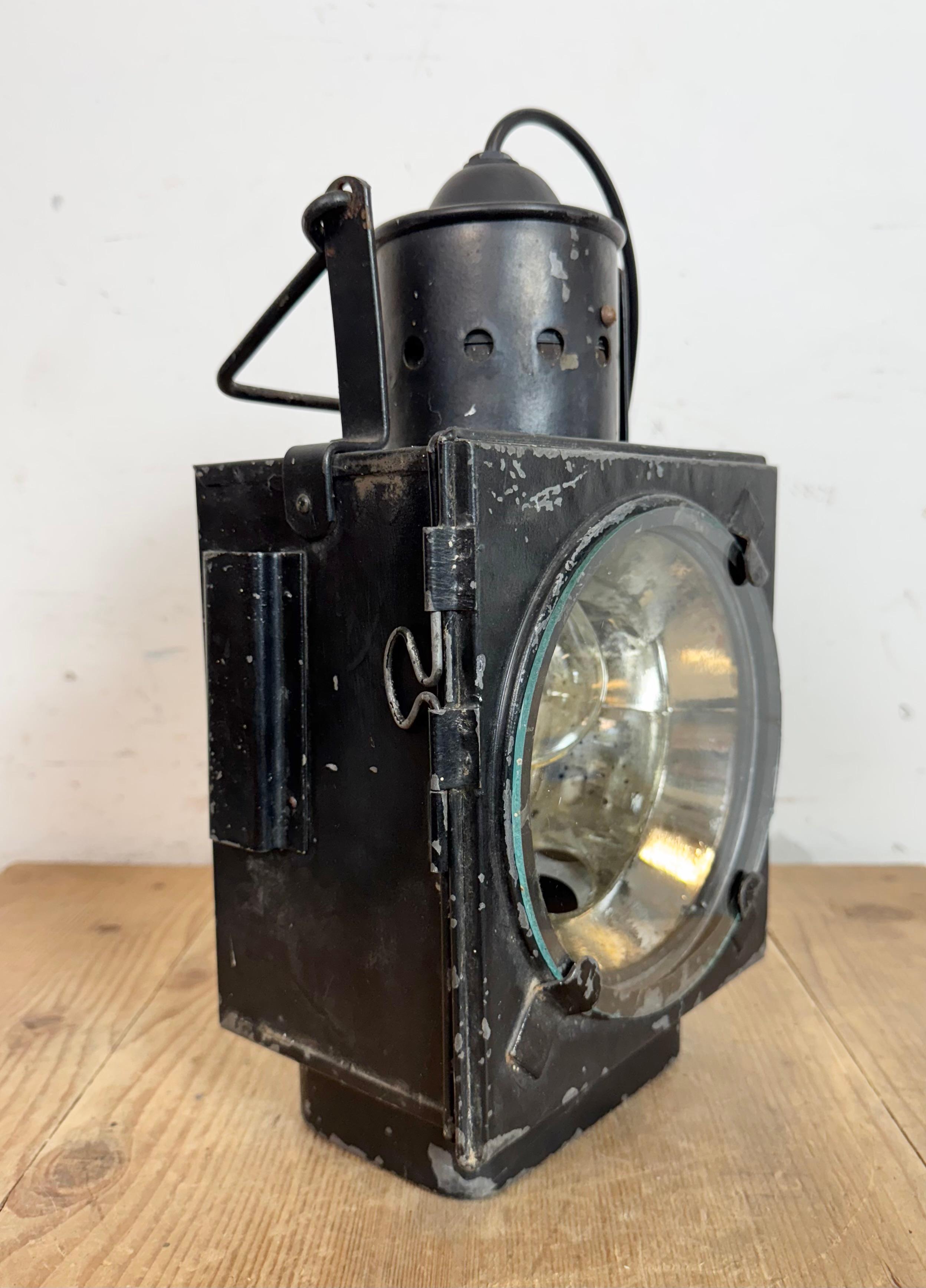 Farol vintage industrial negro de ferrocarril, años 60 en venta 10