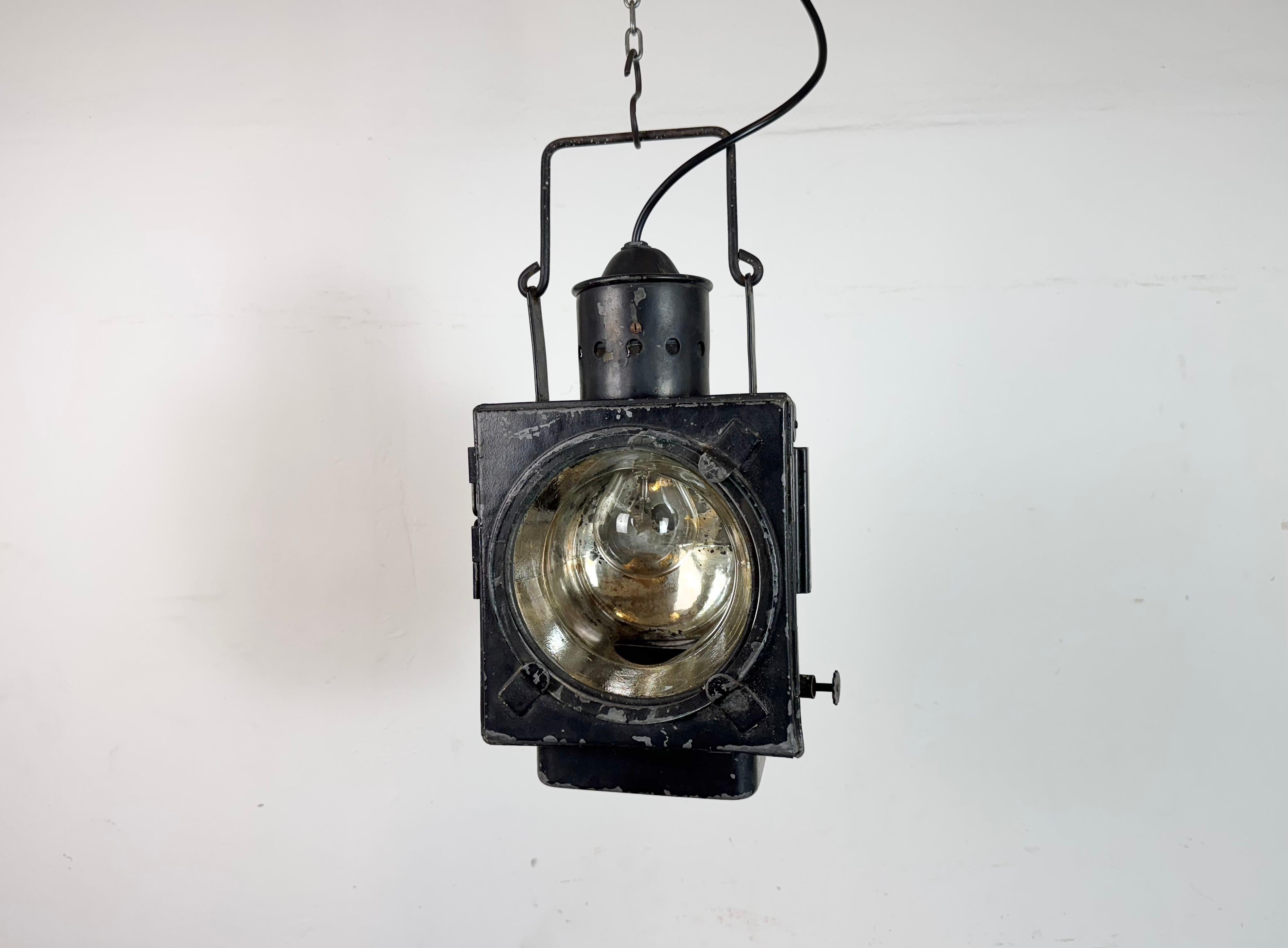 Farol de ferrocarril industrial vintage fabricado por Kovo Věšín en la antigua Checoslovaquia durante la década de 1960 Presenta un cuerpo de metal negro y tapa de cristal transparente. Recién electrificado. El casquillo requiere bombillas estándar
