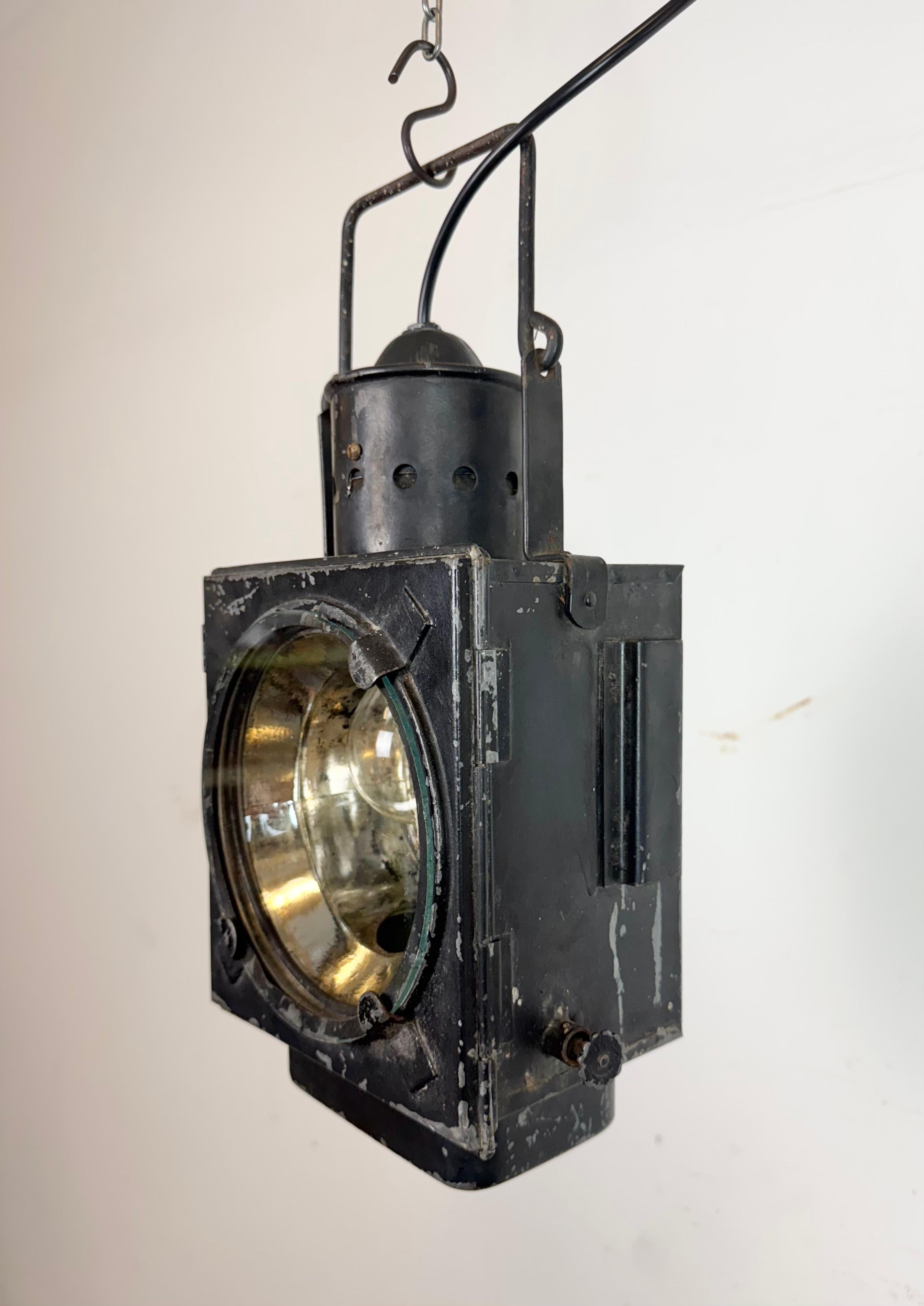 Farol vintage industrial negro de ferrocarril, años 60 Checo en venta