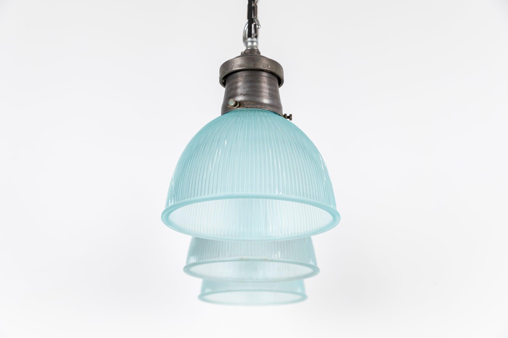 Industriel Lampe à suspension industrielle vintage en verre prismatique teinté bleu de Holophane, 1930 en vente