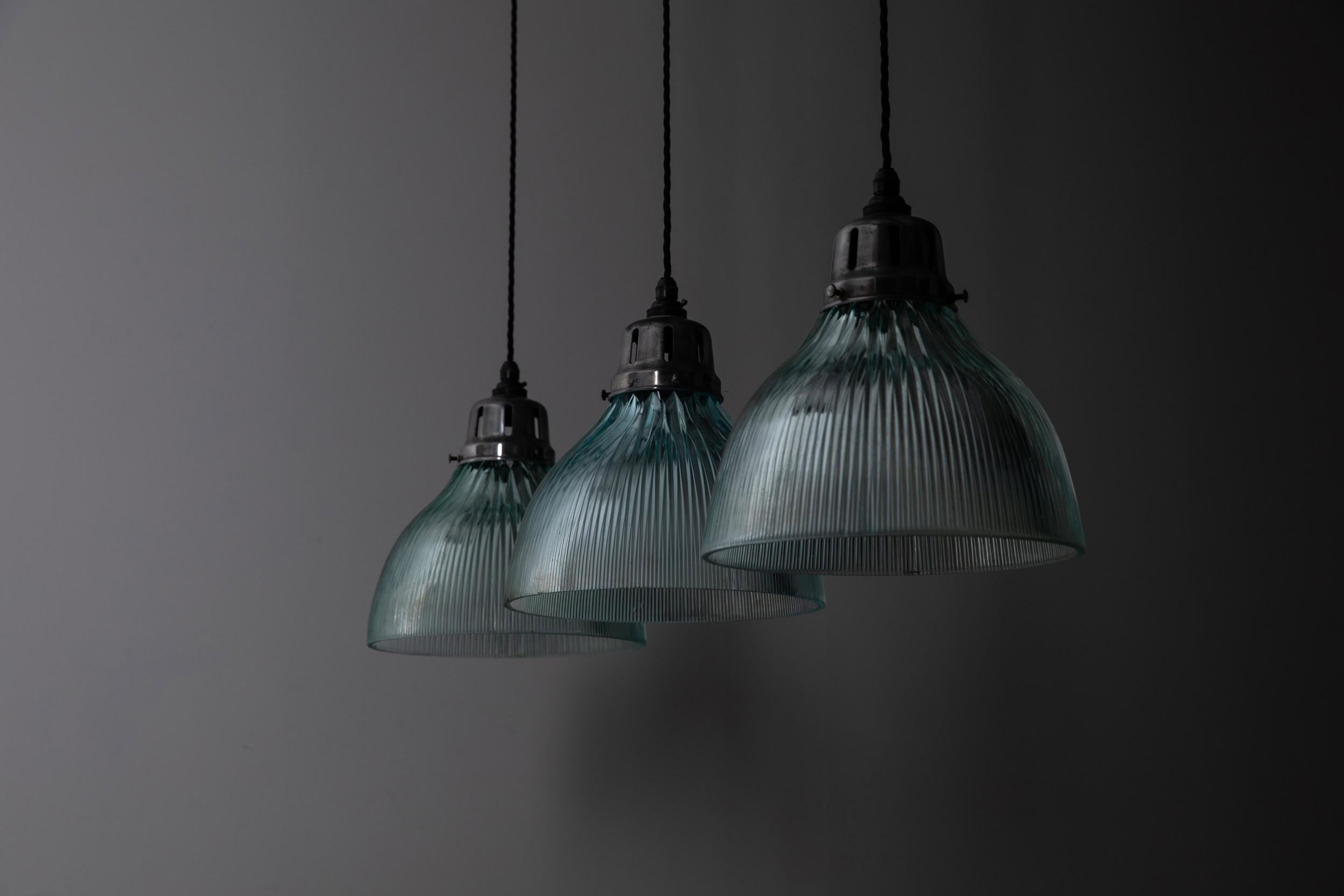 Vintage Industrial Blue Tinted Holophane Prismatic Glass Pendant Light. 1930 (Stahl) im Angebot