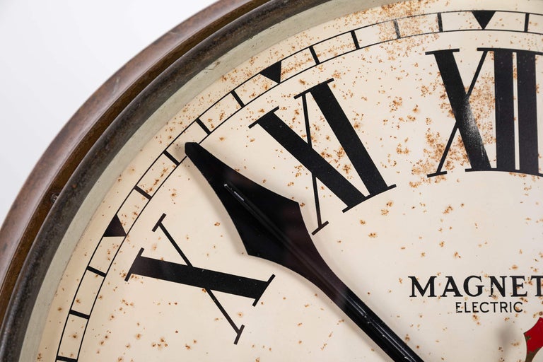 Intégrer une horloge murale industrielle dans un décor contemporain