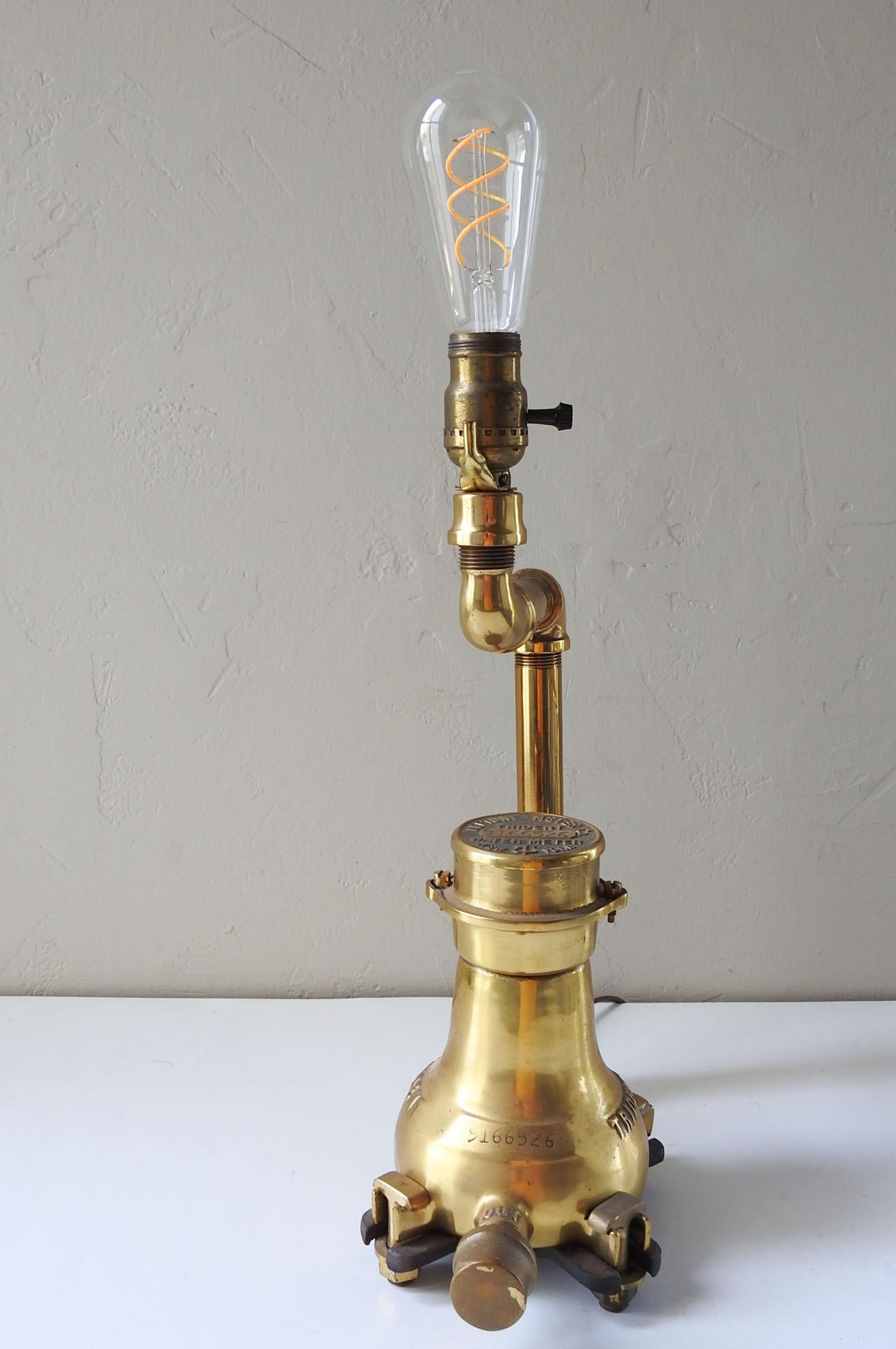 Vintage Industrie Messing Rohr & Meter Tischlampe (amerikanisch) im Angebot
