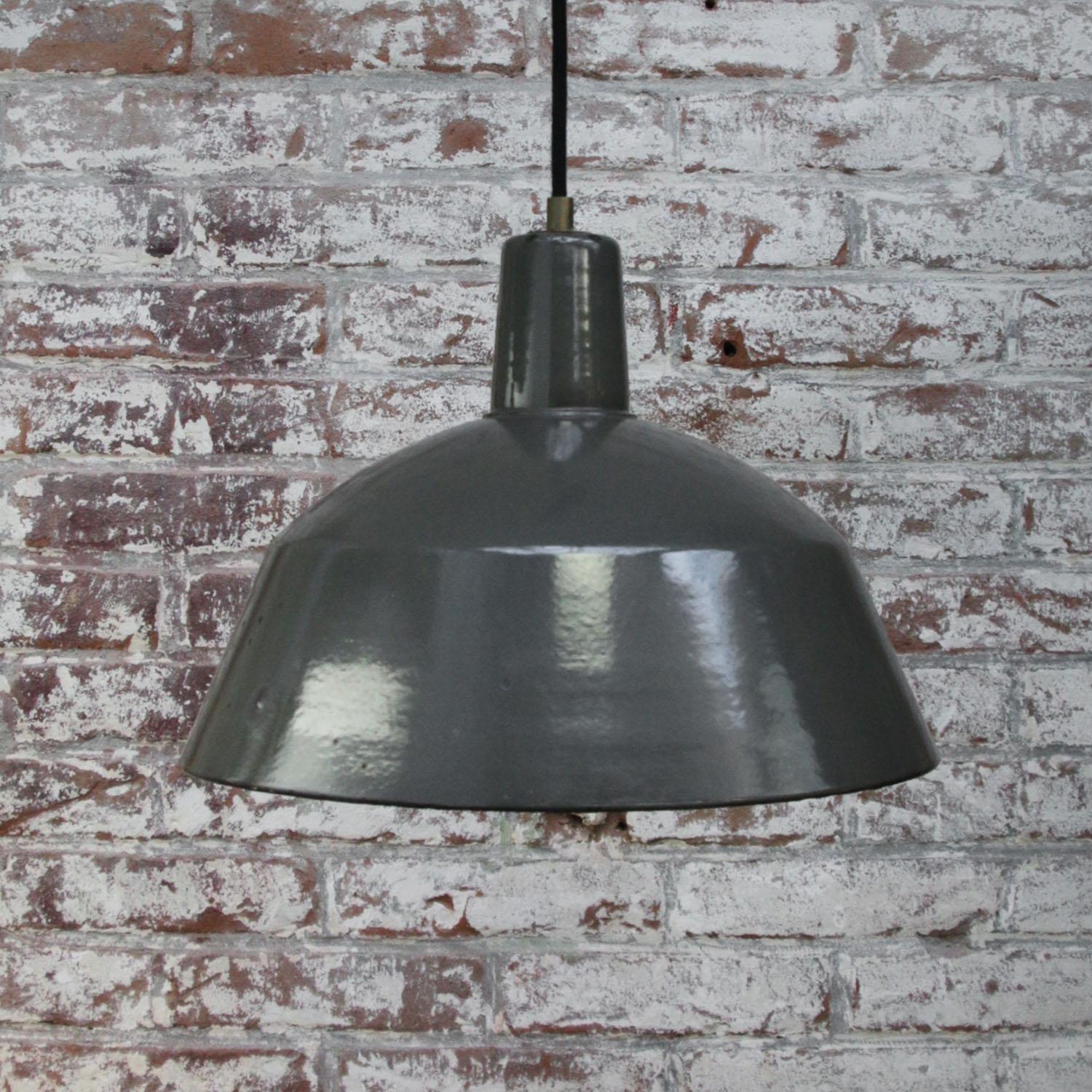 Vintage Industrial Brown Enamel Pendant Light In Good Condition For Sale In Amsterdam, NL