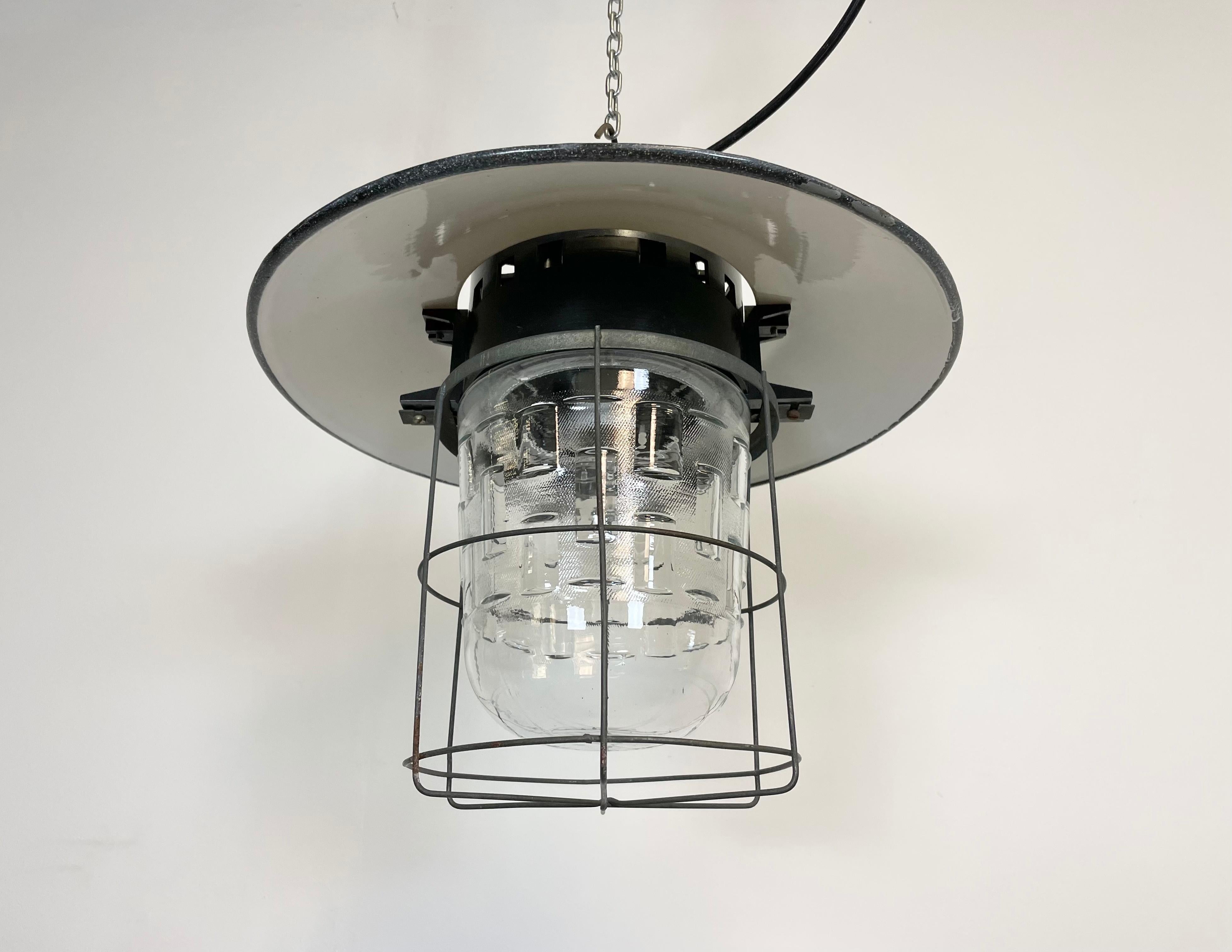Lampe suspension industrielle vintage en forme de cage, années 1960 Bon état - En vente à Kojetice, CZ