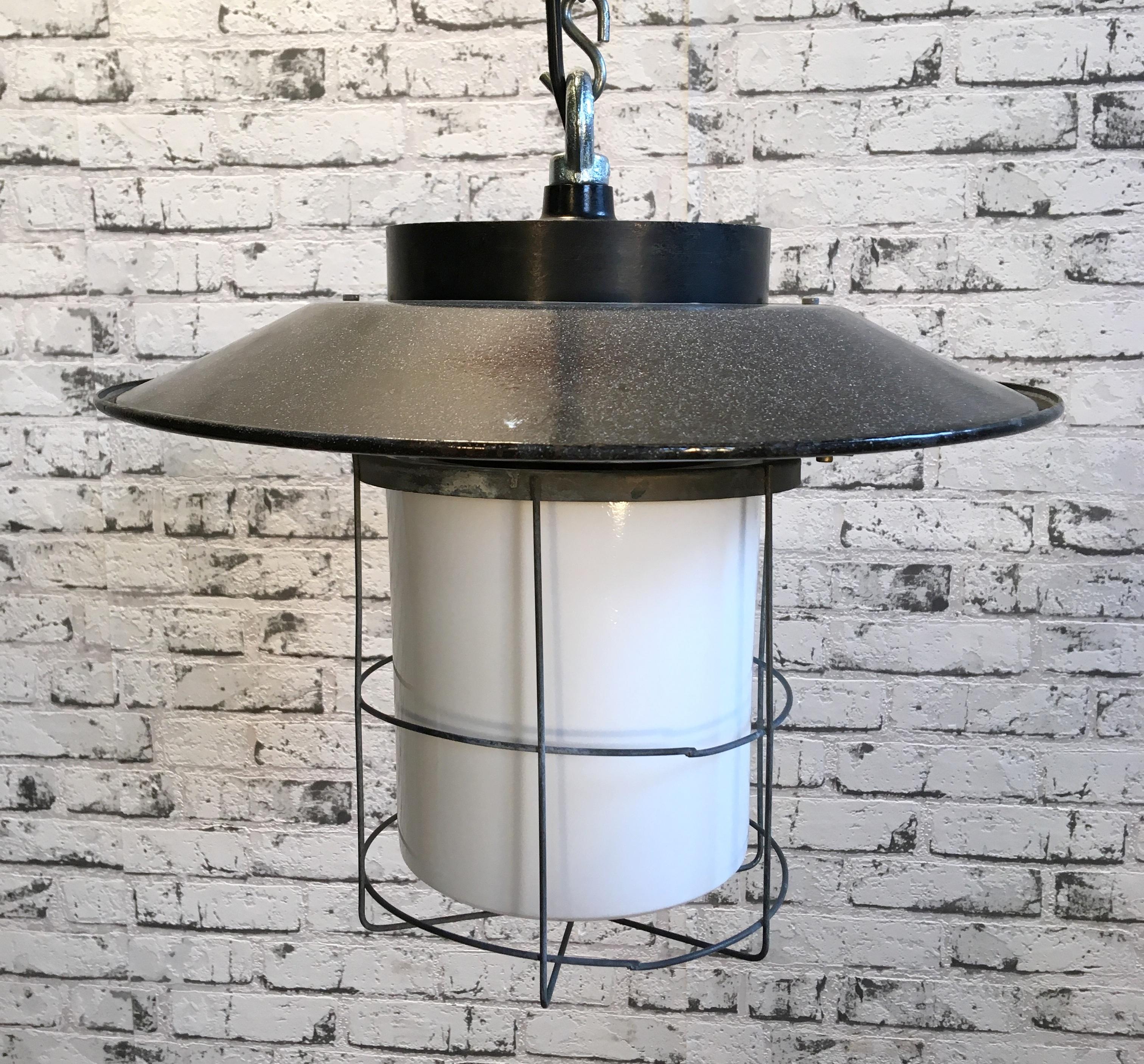 Vintage Industrial lamp from 1960s.
Bakelite top, gray enamel shade, iron cage, milk glass.
New fitting E 27 and wire.