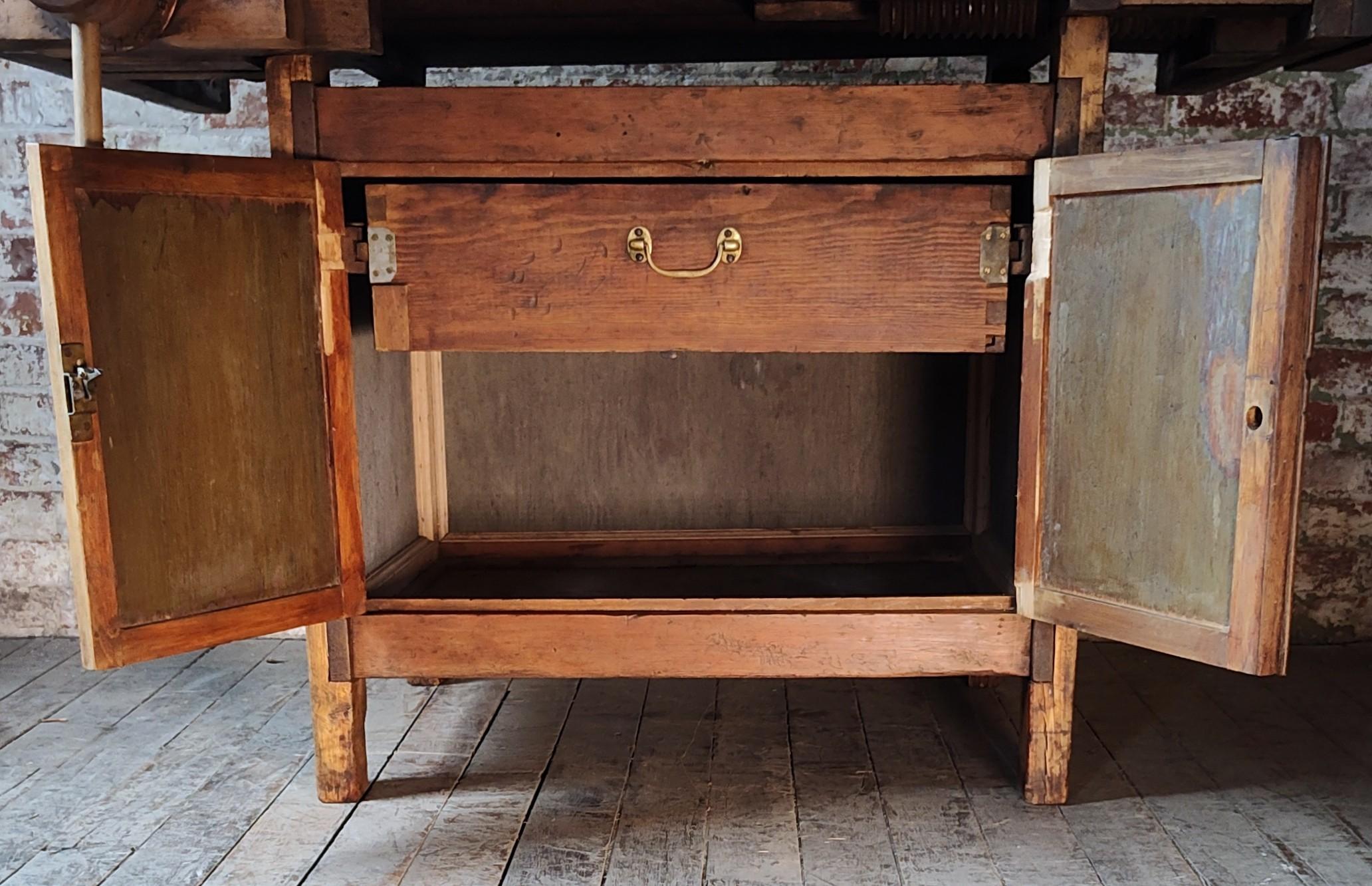 Etabli de menuisier industriel vintage / armoire de rangement en vente 9