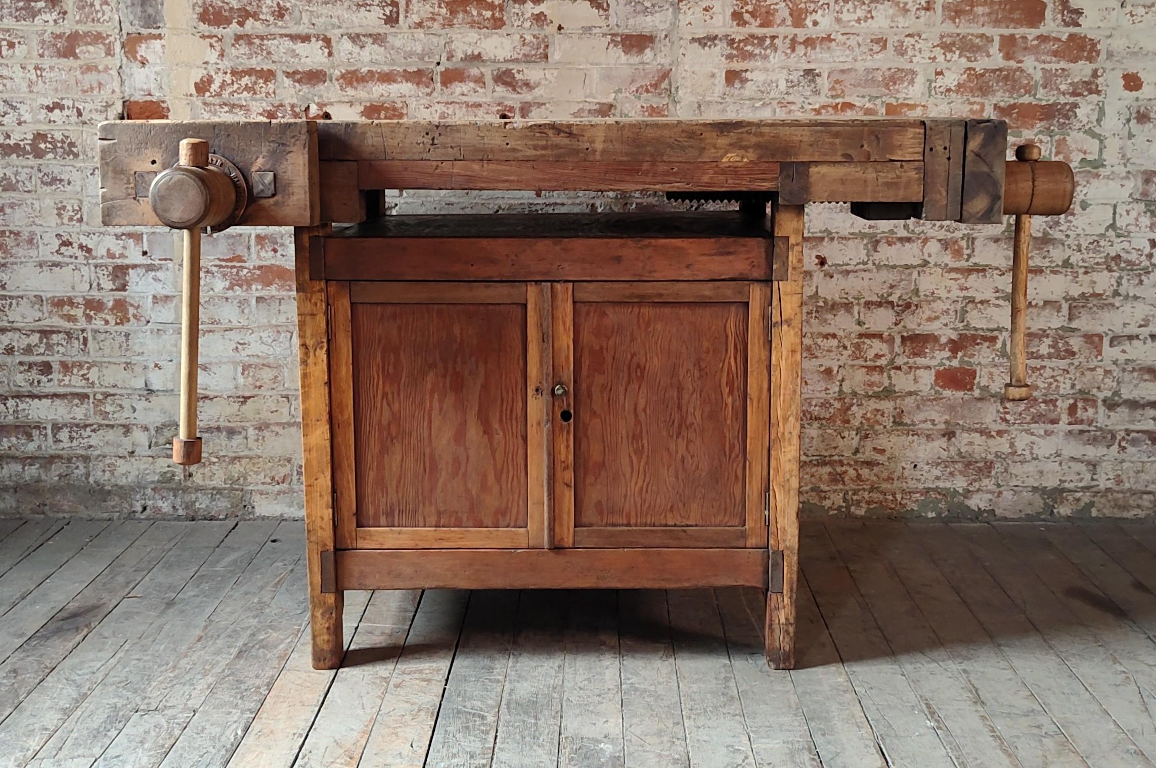 Américain Etabli de menuisier industriel vintage / armoire de rangement en vente