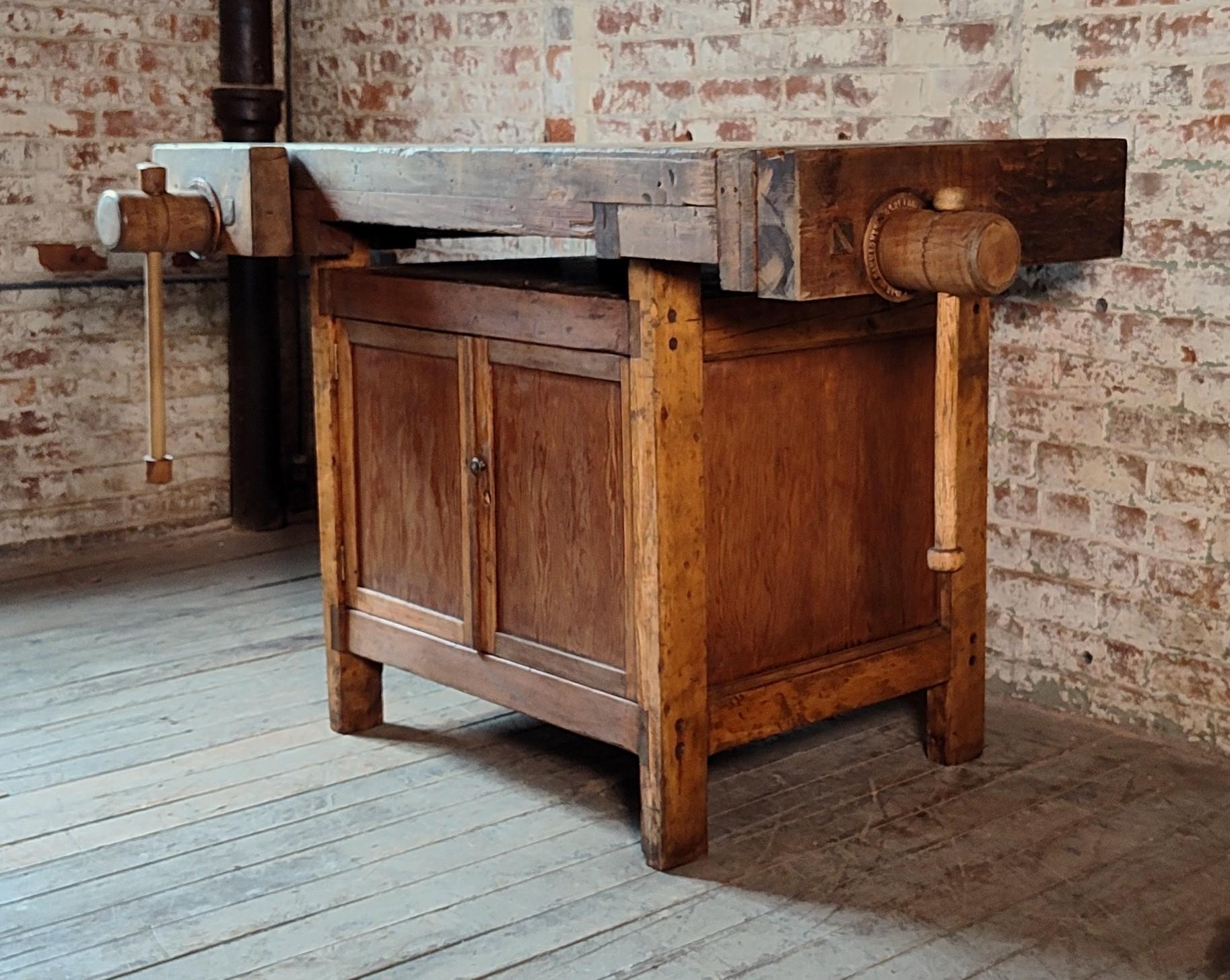 Etabli de menuisier industriel vintage / armoire de rangement Bon état - En vente à Oakville, CT