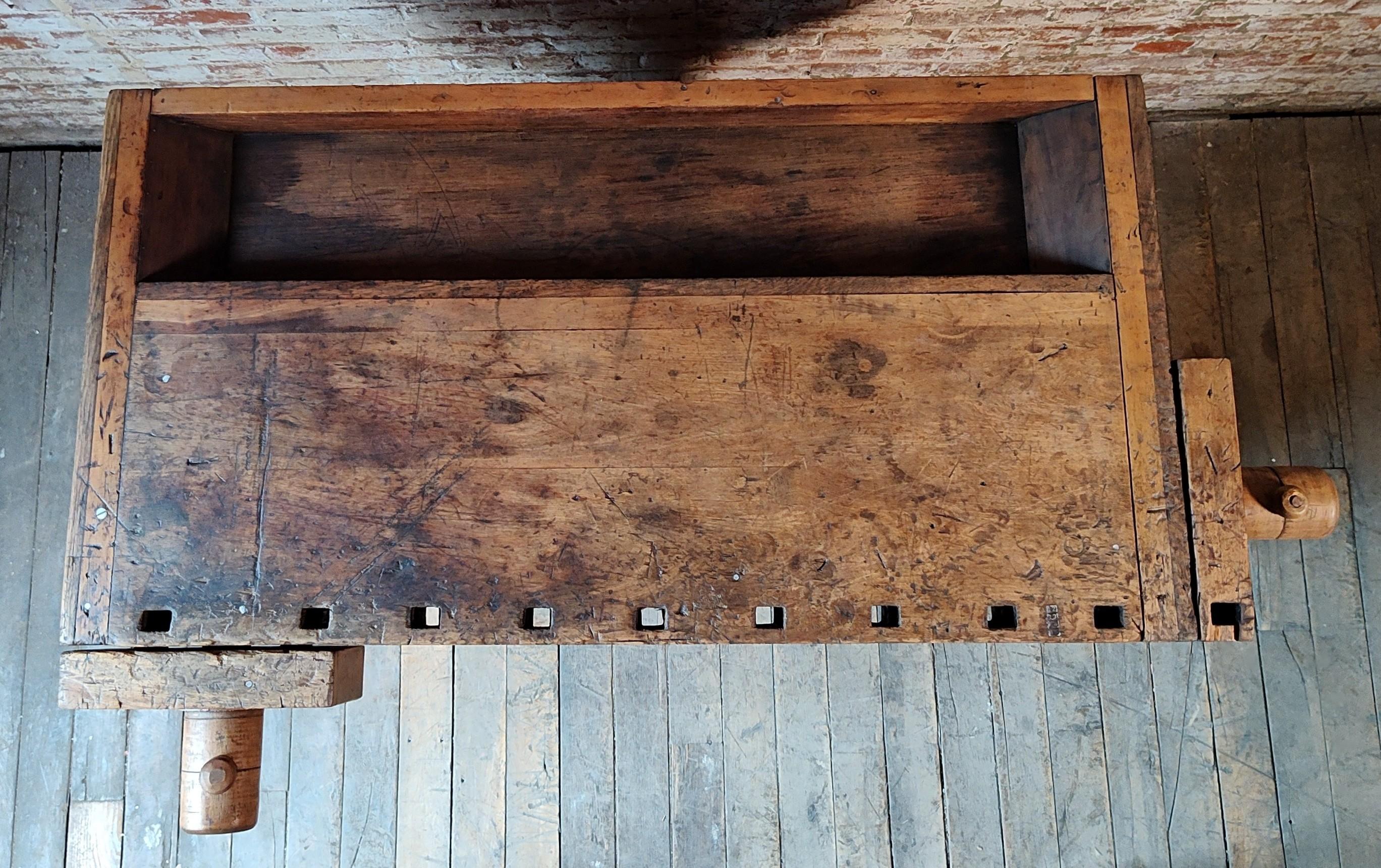 20ième siècle Etabli de menuisier industriel vintage / armoire de rangement en vente