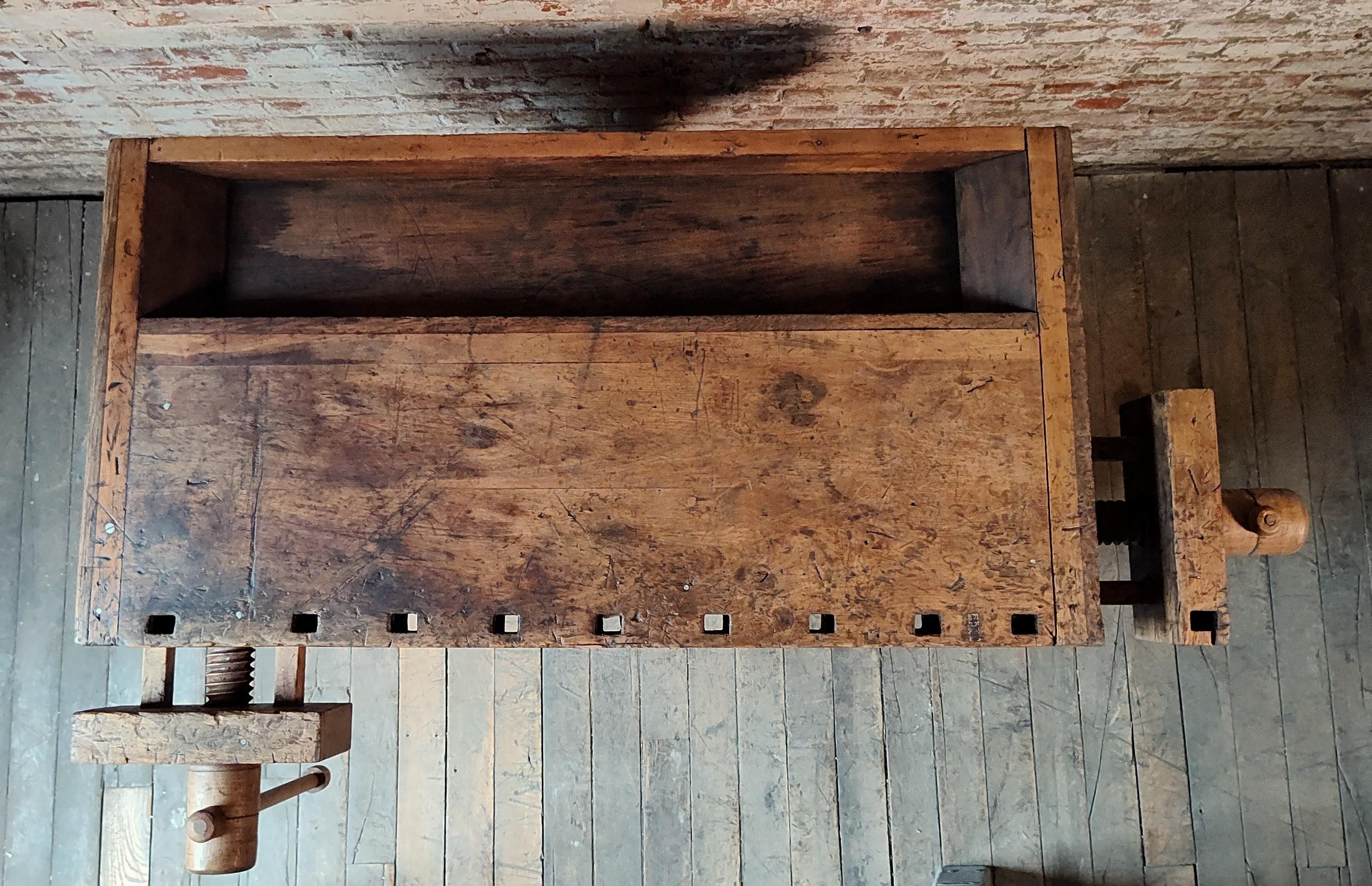 Érable Etabli de menuisier industriel vintage / armoire de rangement en vente