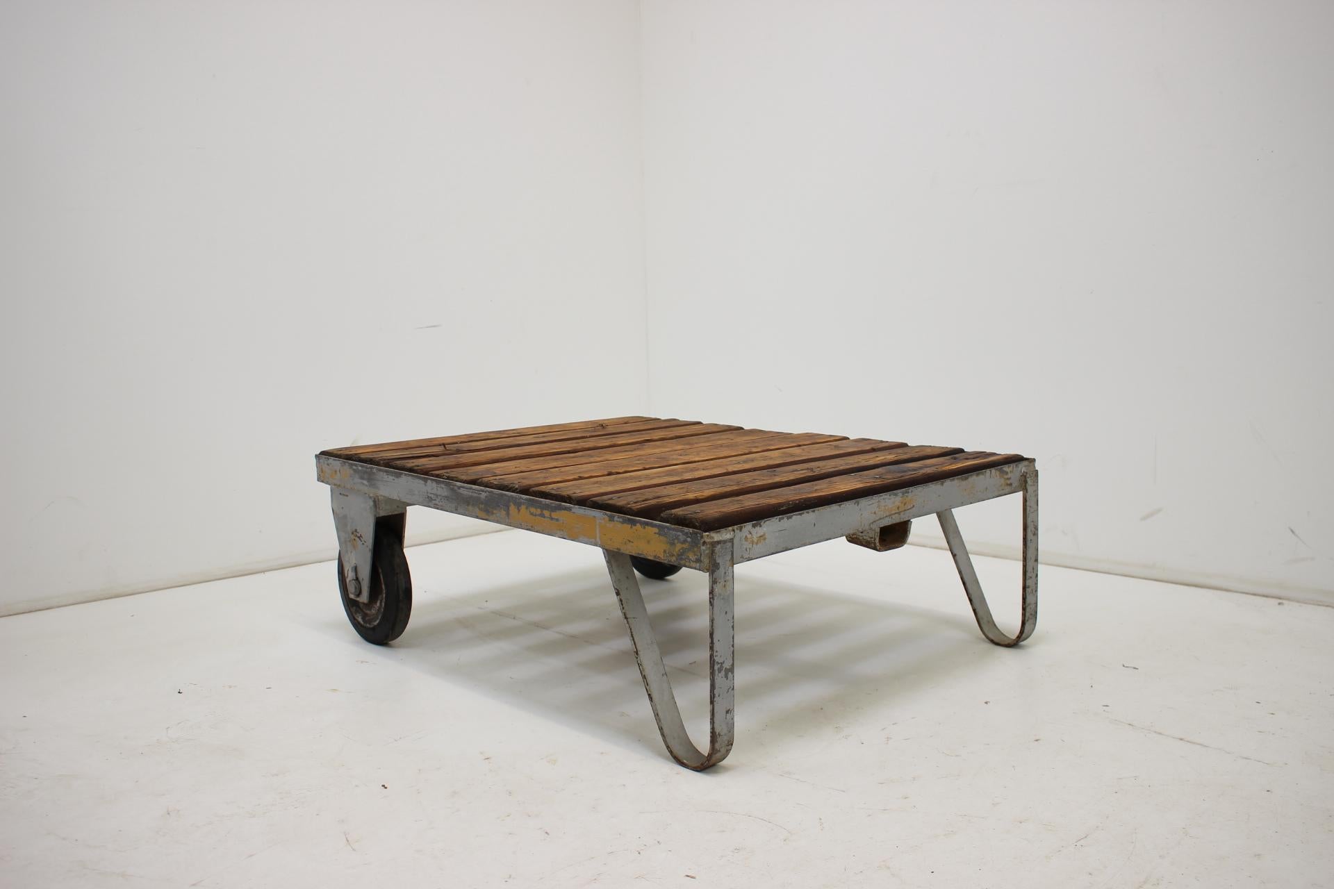 Carrello industriale, anni '50, Cecoslovacchia.
Realizzato in metallo e legno.
Pulito al meglio, presenta segni di utilizzo (ruggine, vernice, etc...).
Completamente funzionante.