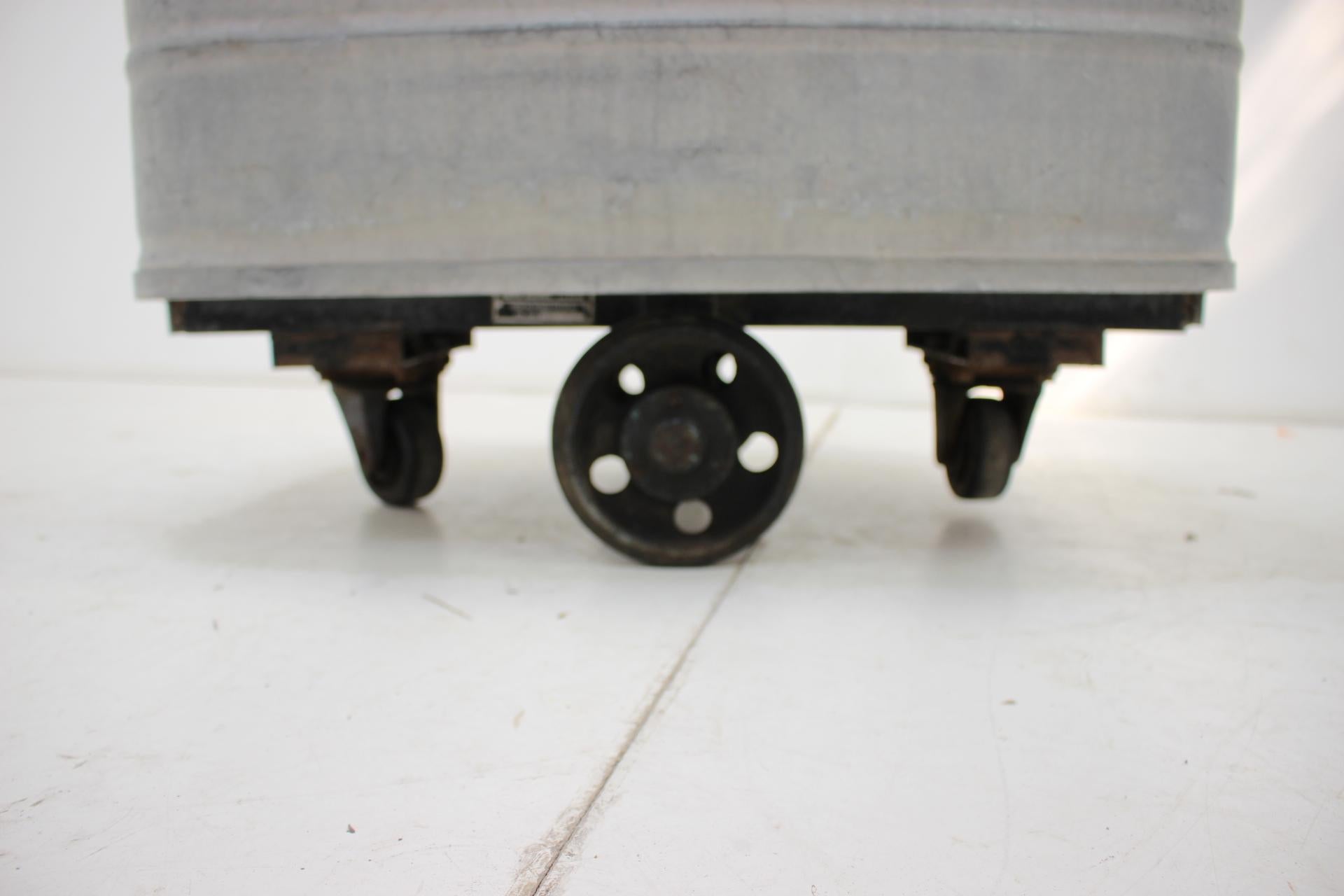 Hochwertiger industrieller Wäschewagen, hergestellt von KOVO BZENEC, in den 1950er Jahren, Tschechoslowakei.
Hergestellt aus Metall.
So gut wie möglich gereinigt, weist Gebrauchsspuren auf (Rost, Farbe, etc...)
Vollständig funktionsfähig.