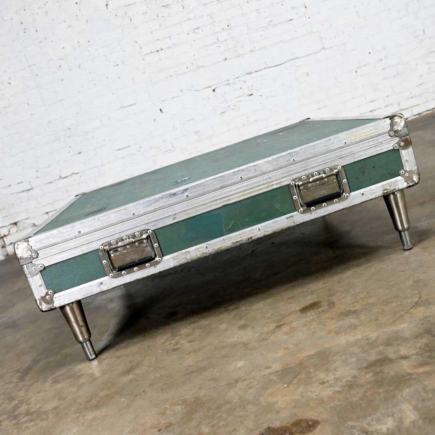 Tavolino basso quadrato turchese vintage con chiusure cromate In condizioni buone in vendita a Topeka, KS