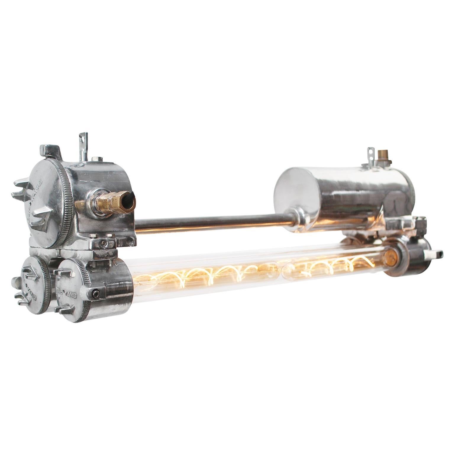 Luci a sospensione industriali d
epoca in alluminio fuso con vetro trasparente in vendita