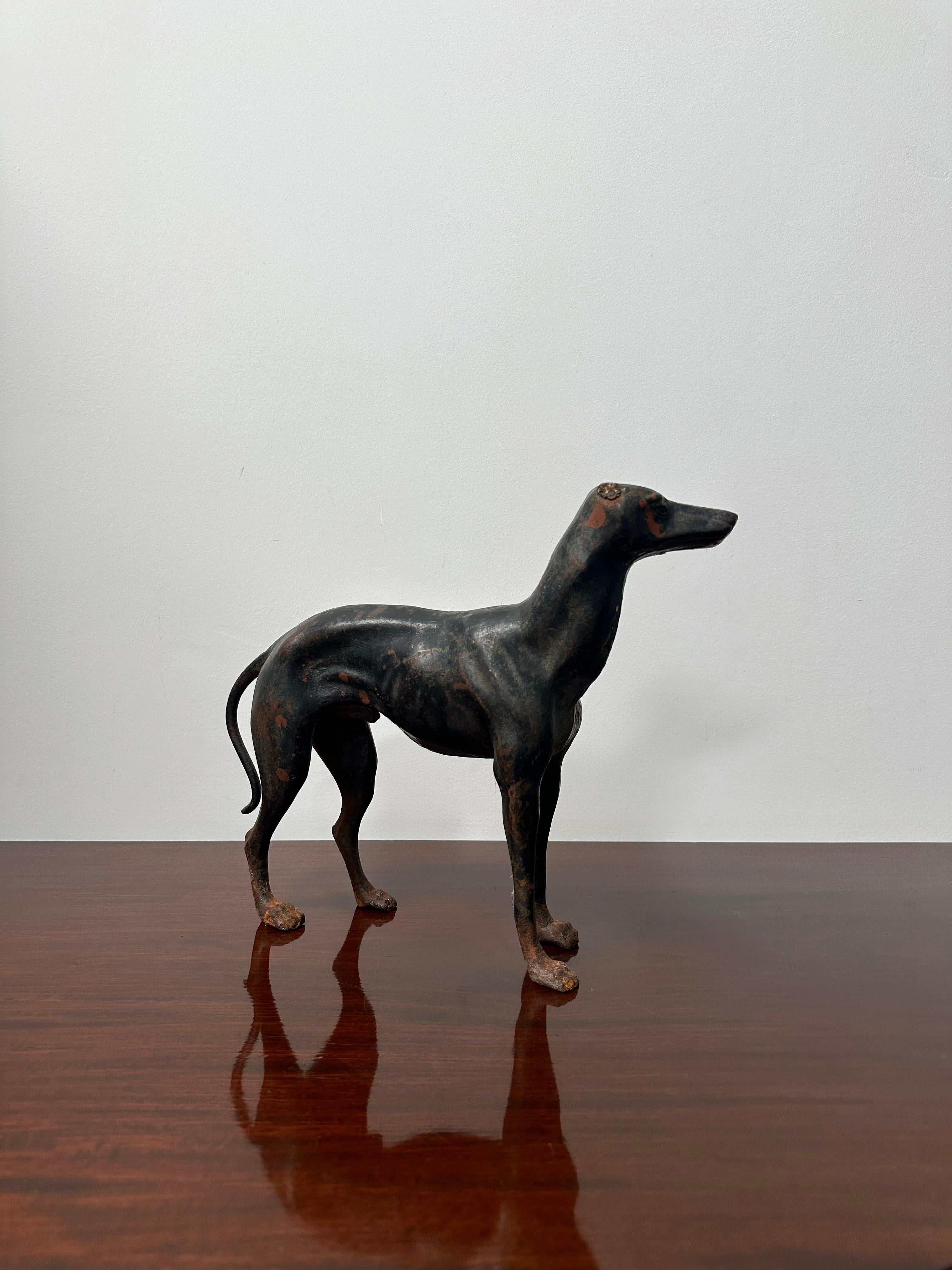 - Un modello in bronzo in ghisa del Whippet, Inghilterra, circa 1950.
- Il Whippet, famoso per la sua velocità e agilità, è raffigurato in una posa dinamica e ha una meravigliosa qualità realistica per quanto riguarda il design e la forma