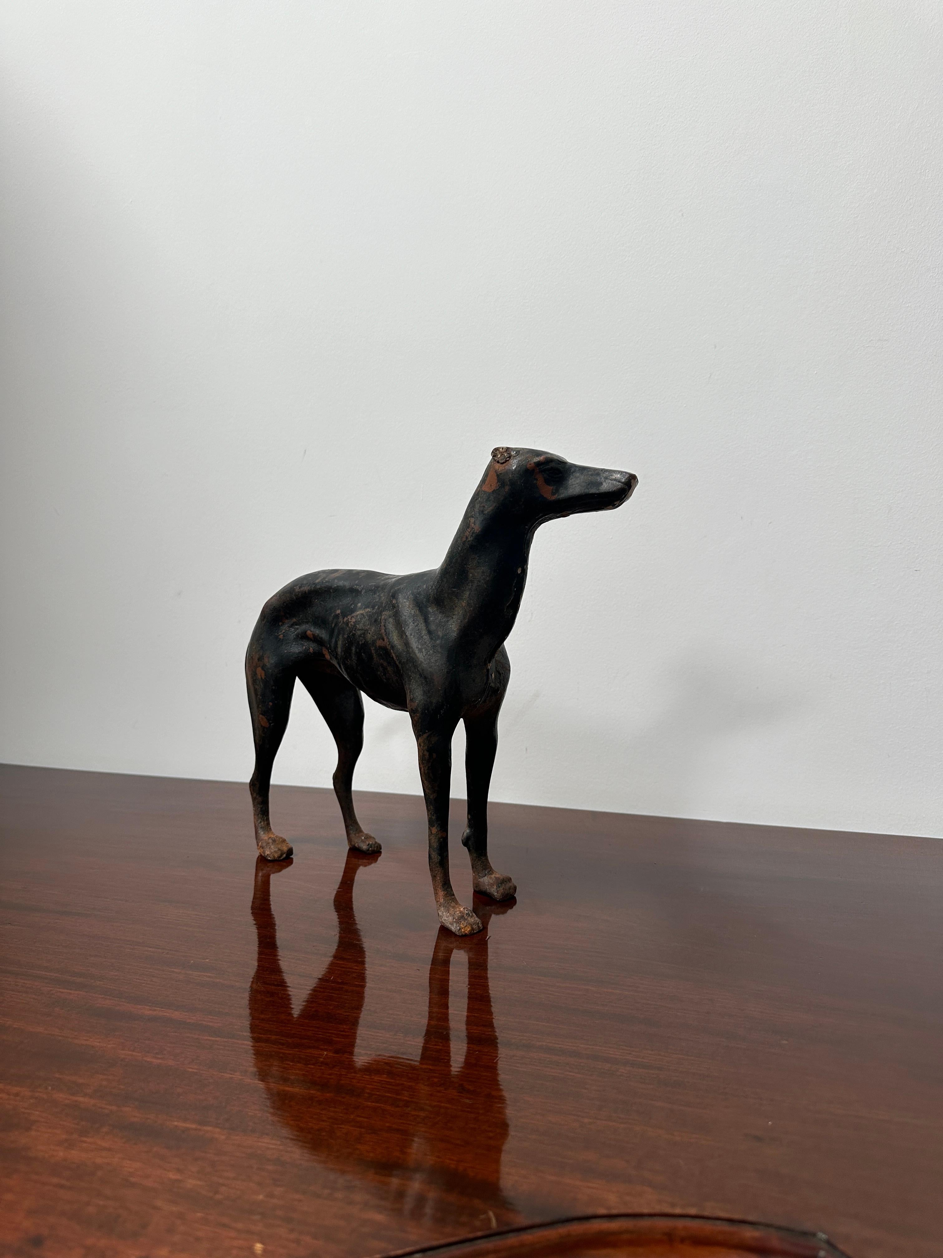 Britannico Statua di cane vintage industriale in ghisa bronzo Greyhound Whippet Modello Scultura in vendita