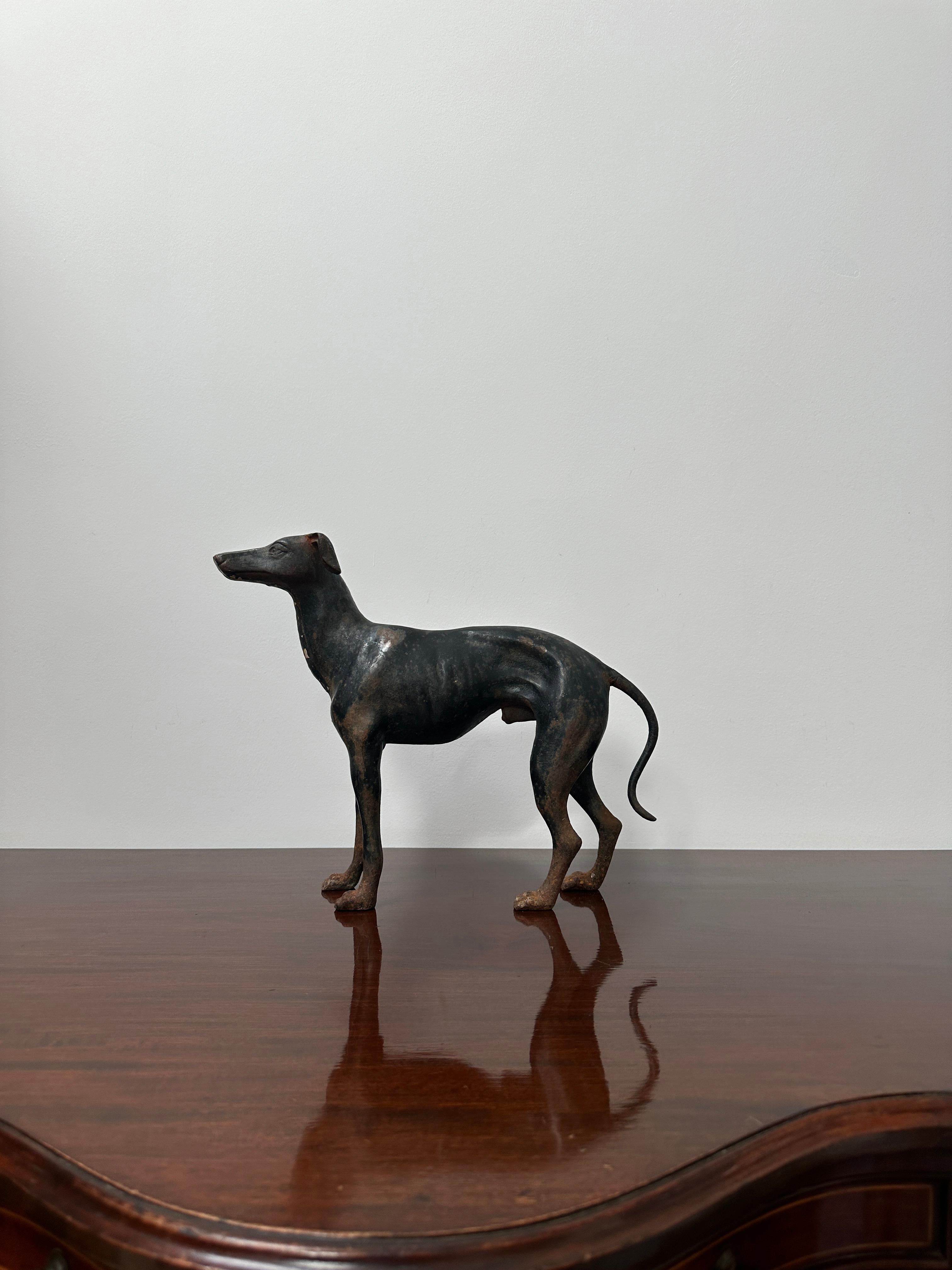 Statua di cane vintage industriale in ghisa bronzo Greyhound Whippet Modello Scultura In condizioni buone in vendita a Sale, GB