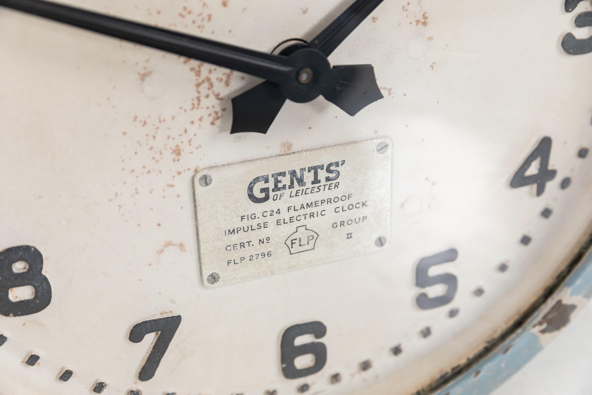 Bel exemple de l'emblématique horloge murale d'usine en fonte fabriquée en Angleterre par Gents of Leicester. C.1930.

Dans l'état où elle a été trouvée, juste nettoyée et cirée pour la préserver - cette horloge a une construction solide en fonte et
