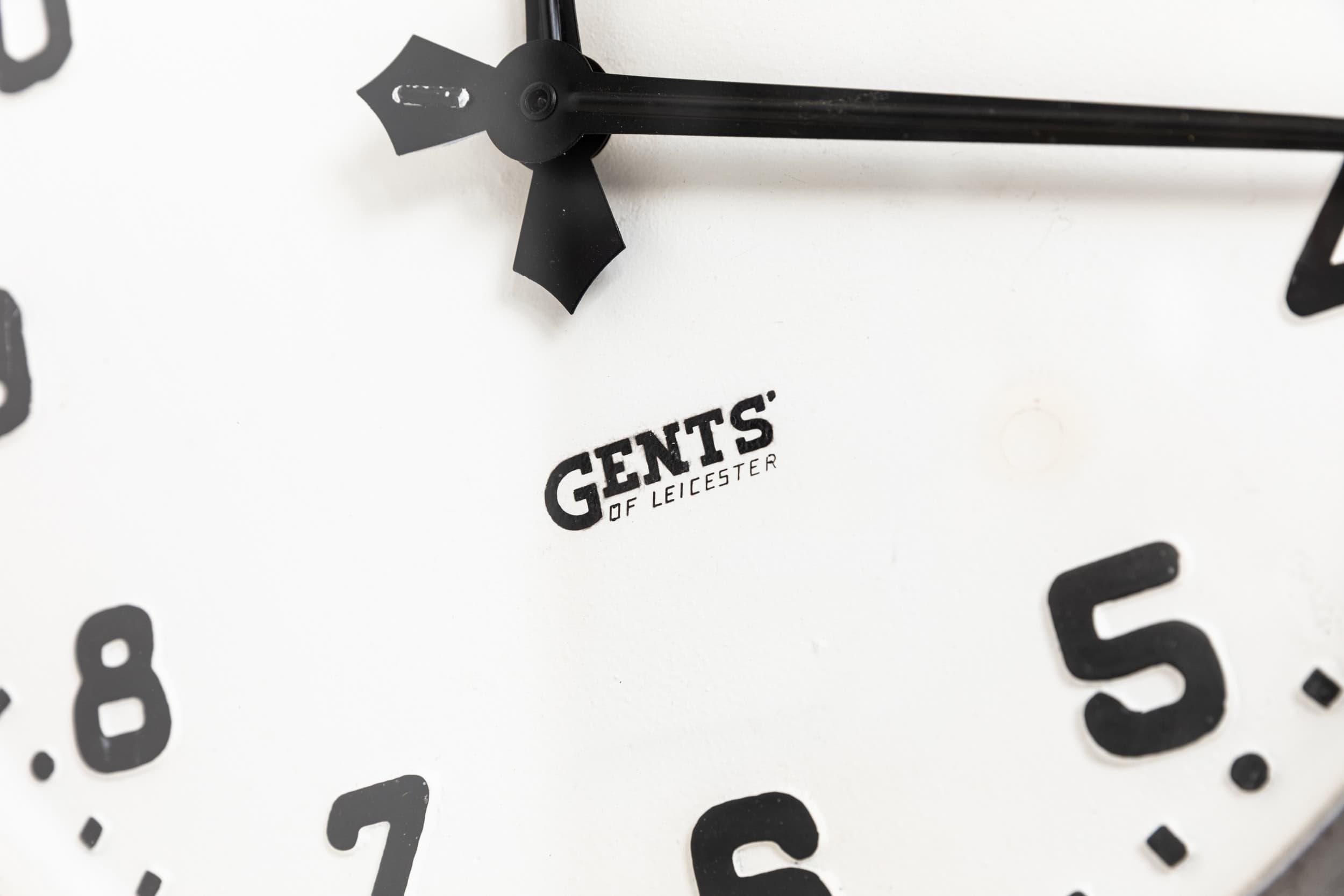 Perfetto esempio dell'iconico orologio da parete in ghisa prodotto in Inghilterra da Gents of Leicester. C.C. 1930

Sopravvive in condizioni straordinariamente buone considerando l'età e l'utilizzo! Solida struttura in ghisa in un unico pezzo con