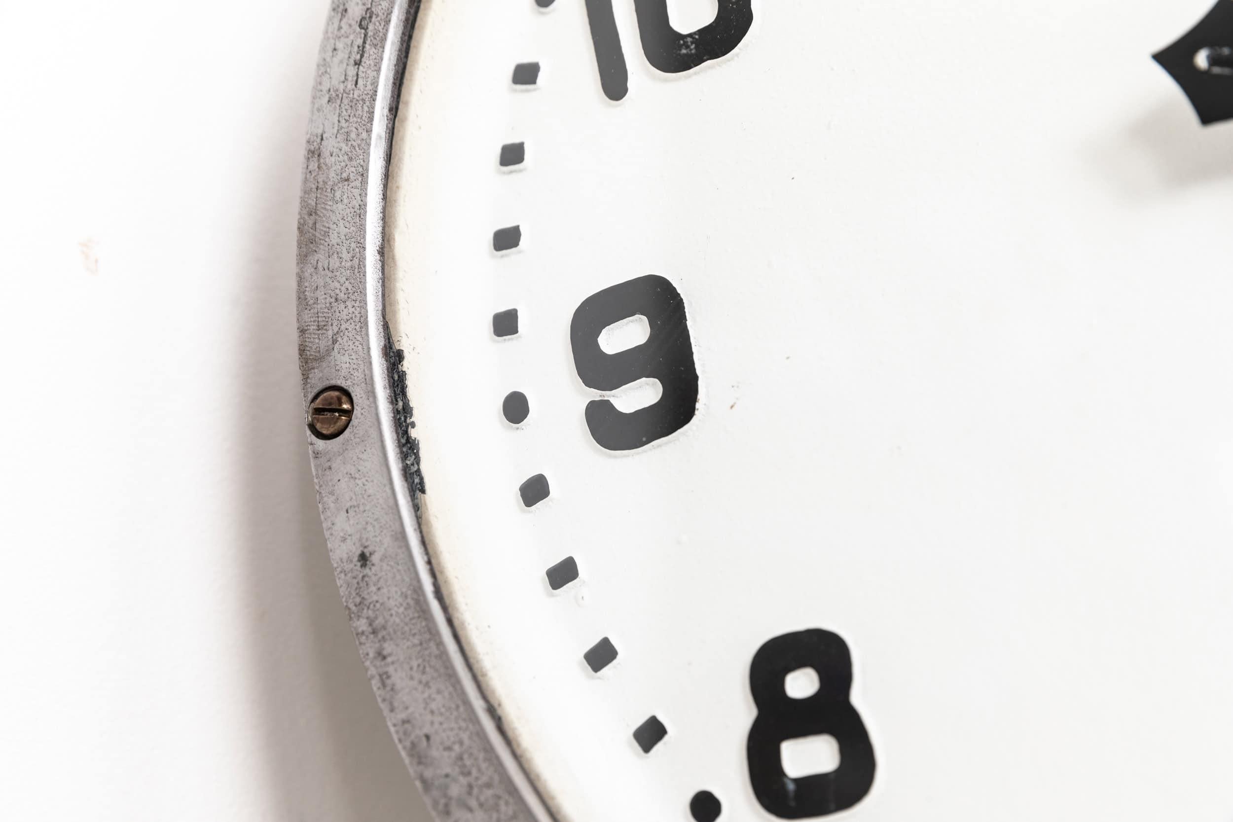 Industriale Orologio da parete industriale d'epoca in ghisa Gents of Leicester Factory, 1930 ca. in vendita